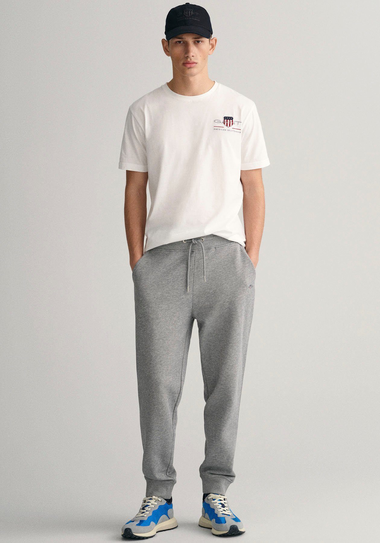 Gant Sweatbroek REG SHIELD SWEATPANTS met logo-borduurwerk onder de boord