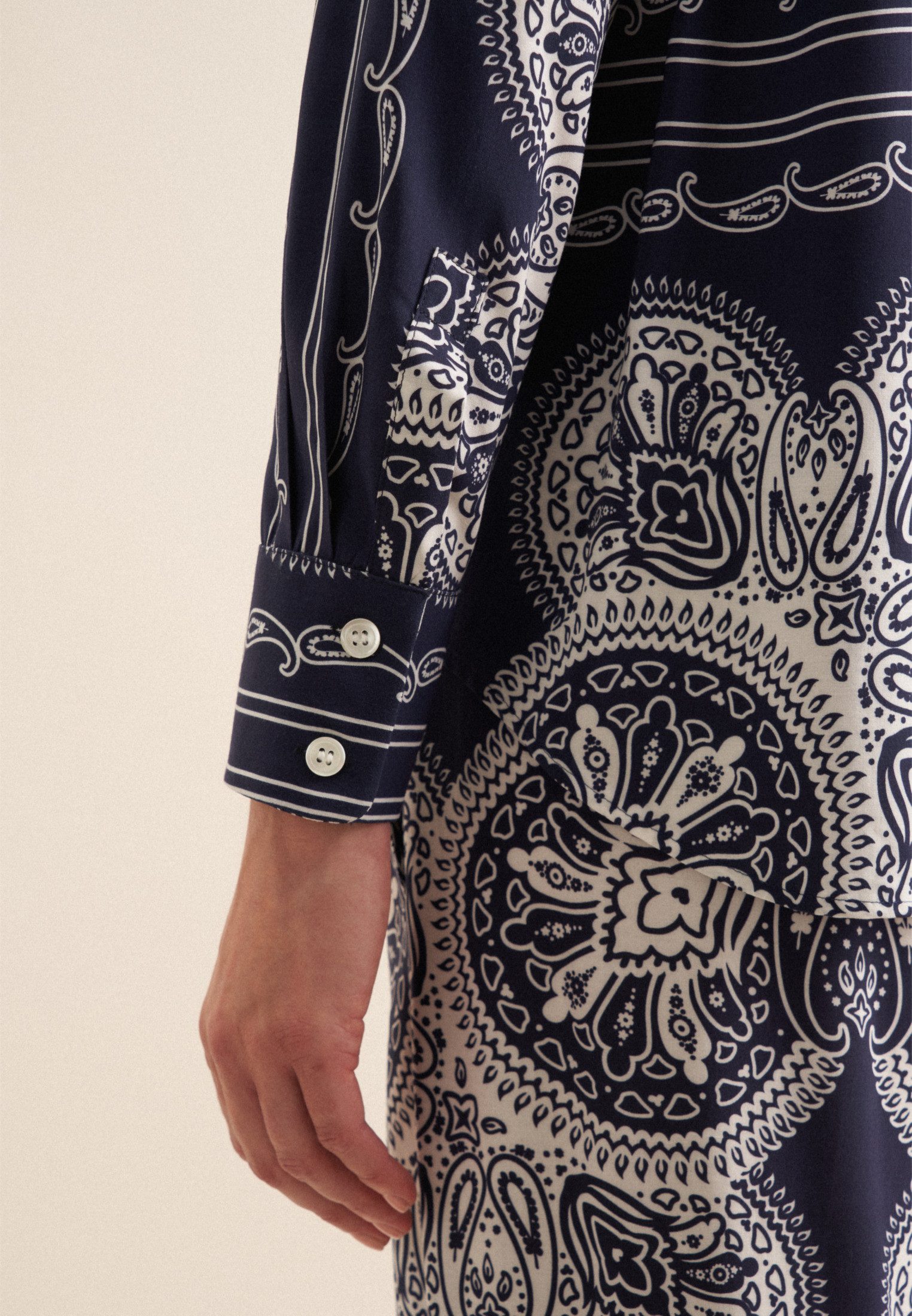 seidensticker Overhemdblouse Zwarte roos Langarm kraag sjaalprint
