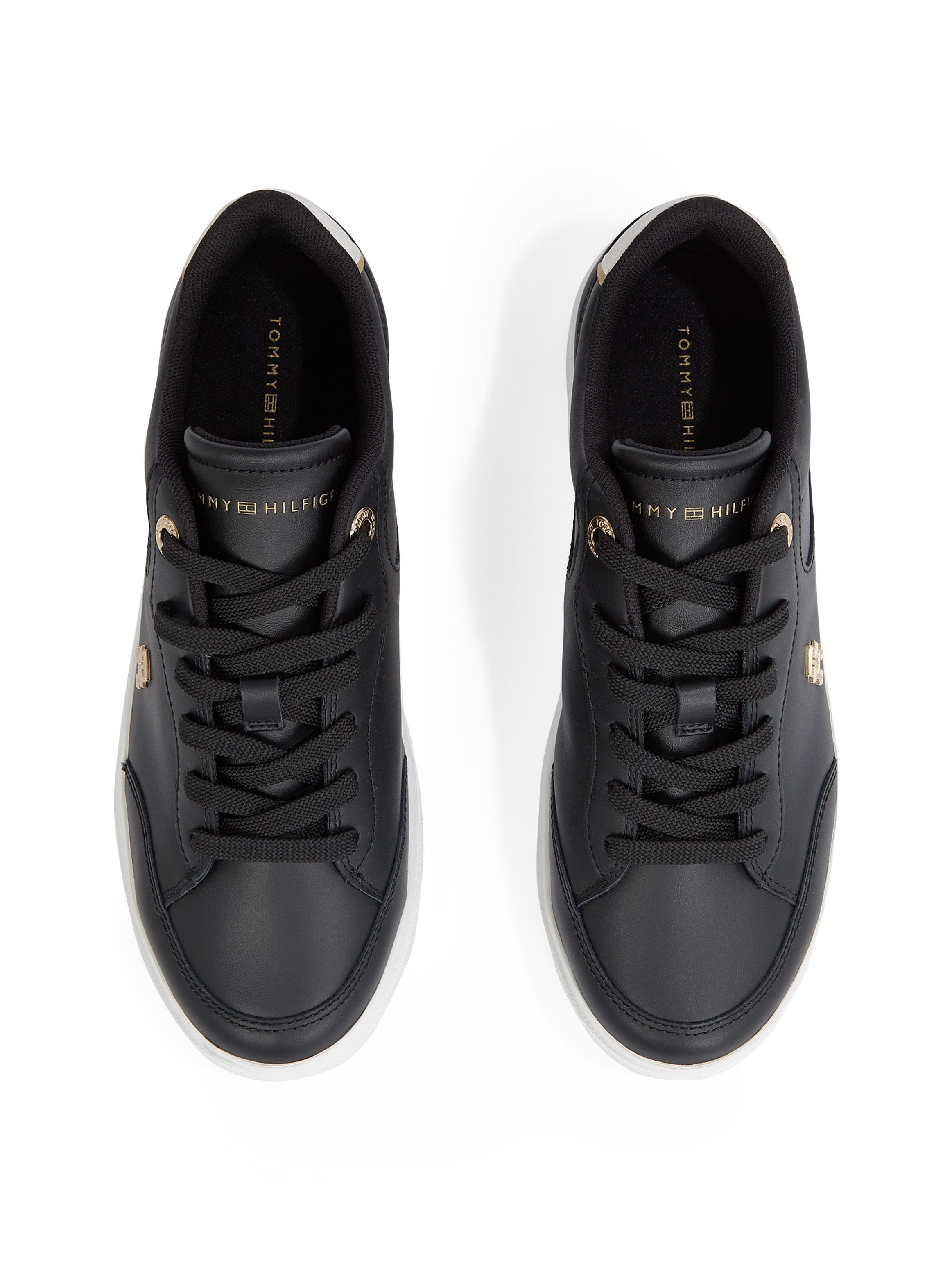 Tommy Hilfiger Plateausneakers ESSENTIAL CHIC COURT SNEAKER vrijetijdsschoen, veterschoen, lage schoen met th-sieraad