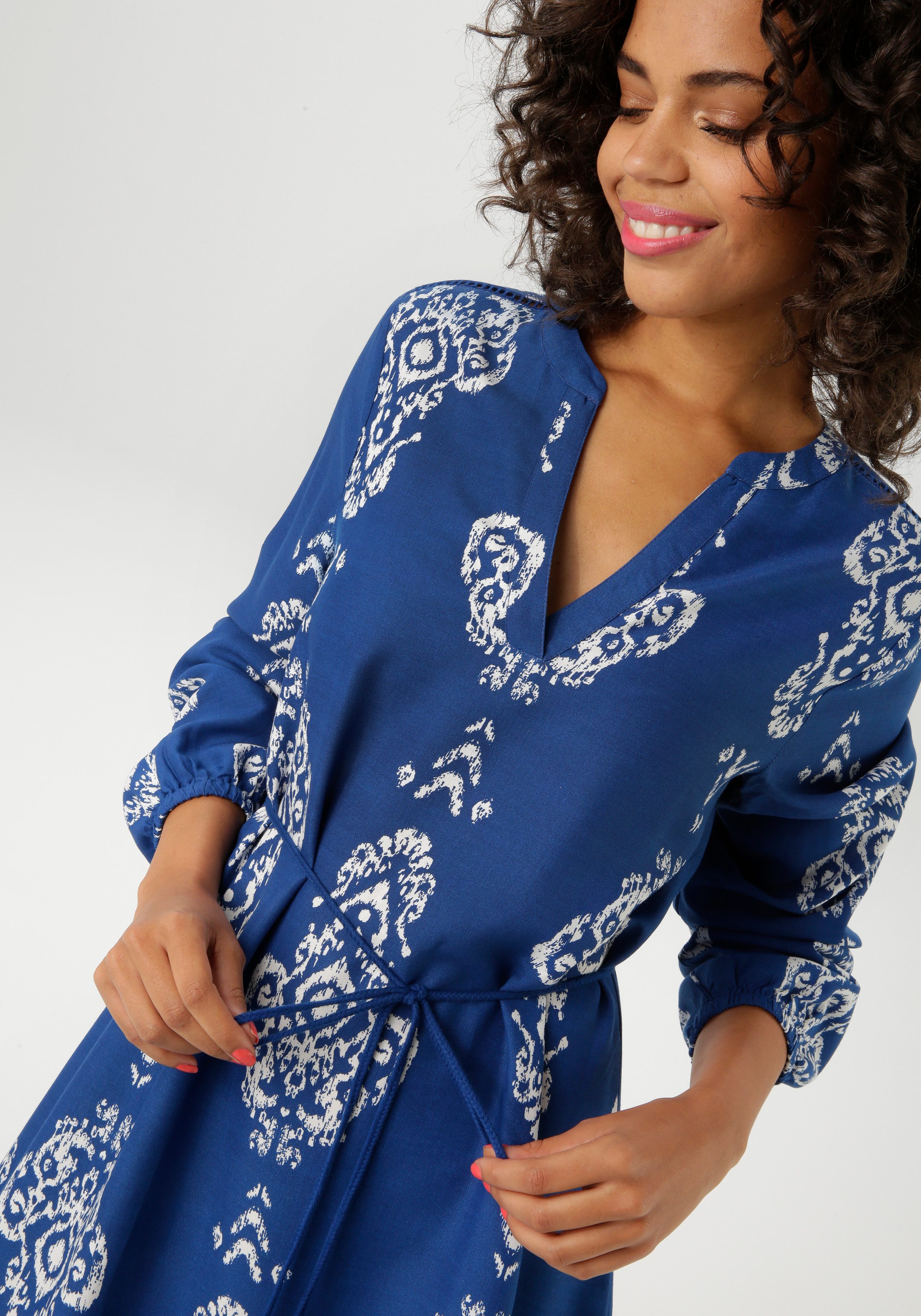 Aniston CASUAL Tuniekjurk met ornamentprint en omgekeerd volant nieuwe collectie (Met afneembare koordbindband)