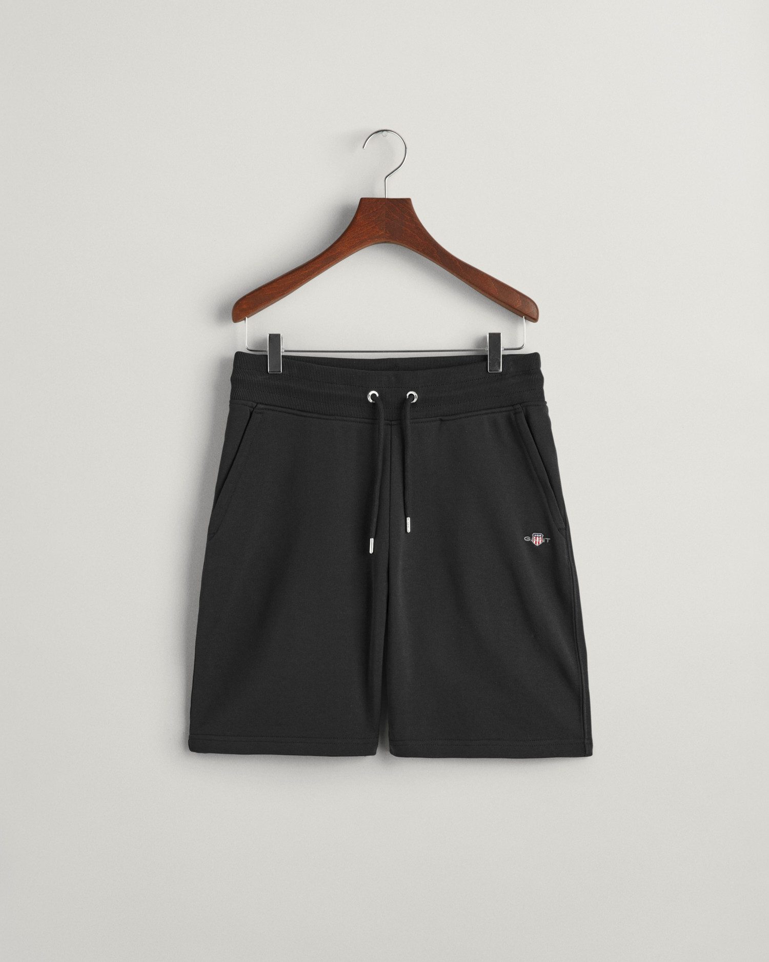 Gant Sweatshort REG SHIELD SWEAT SHORTS met een kleine logo-borduur onder de insteekzak