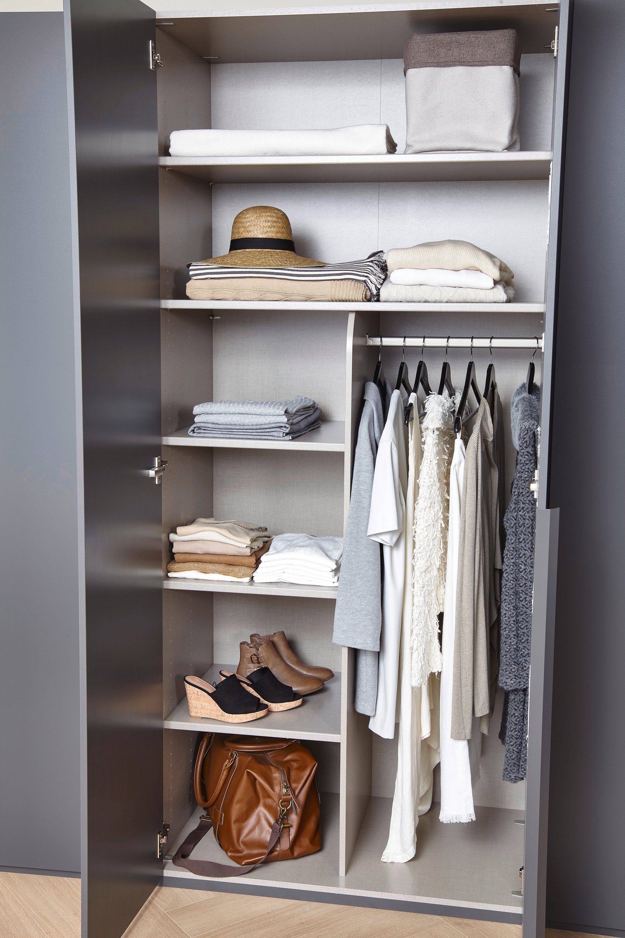 rauch Draaideurkast Purisma met glazen front, laden en vele accessoires, met soft-closetechniek