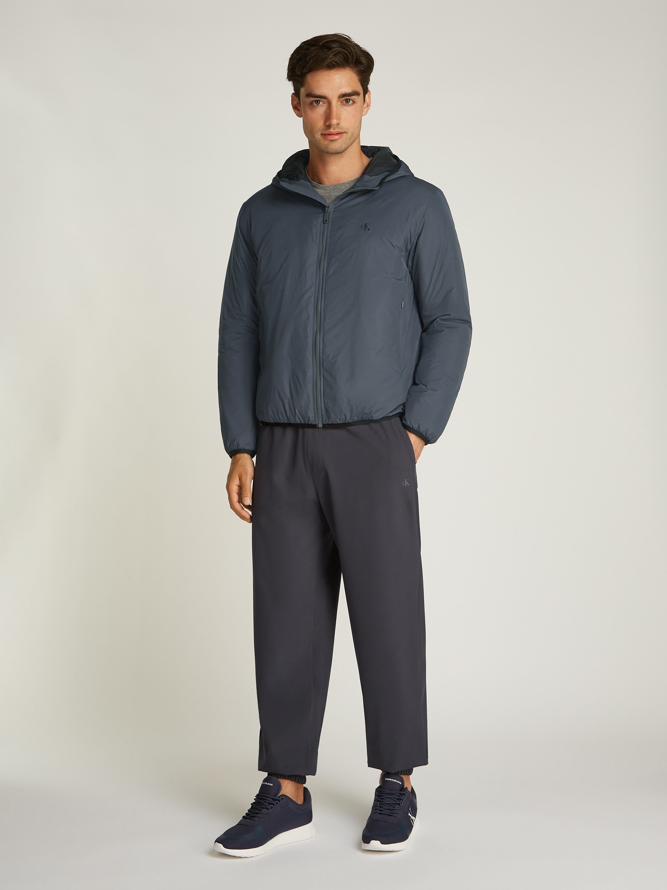 Calvin Klein Allweatherjack HI-NECK JACKET Logoprint, capuchon