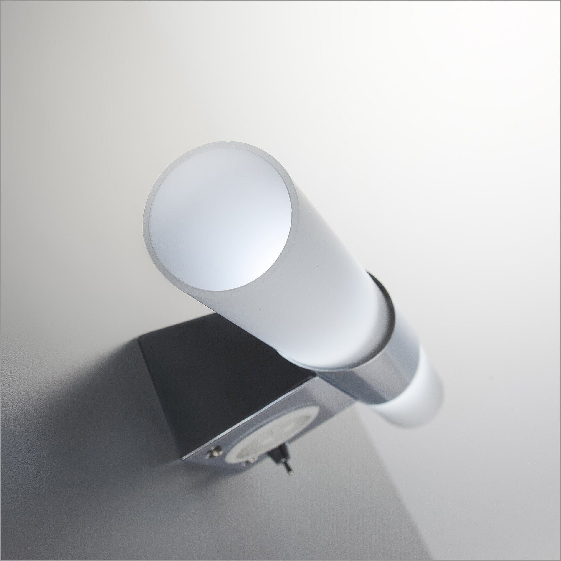 B.K.Licht Spiegellamp Mithra LED, wandlamp, badkamer, metaal, glas, E14, met stopcontact