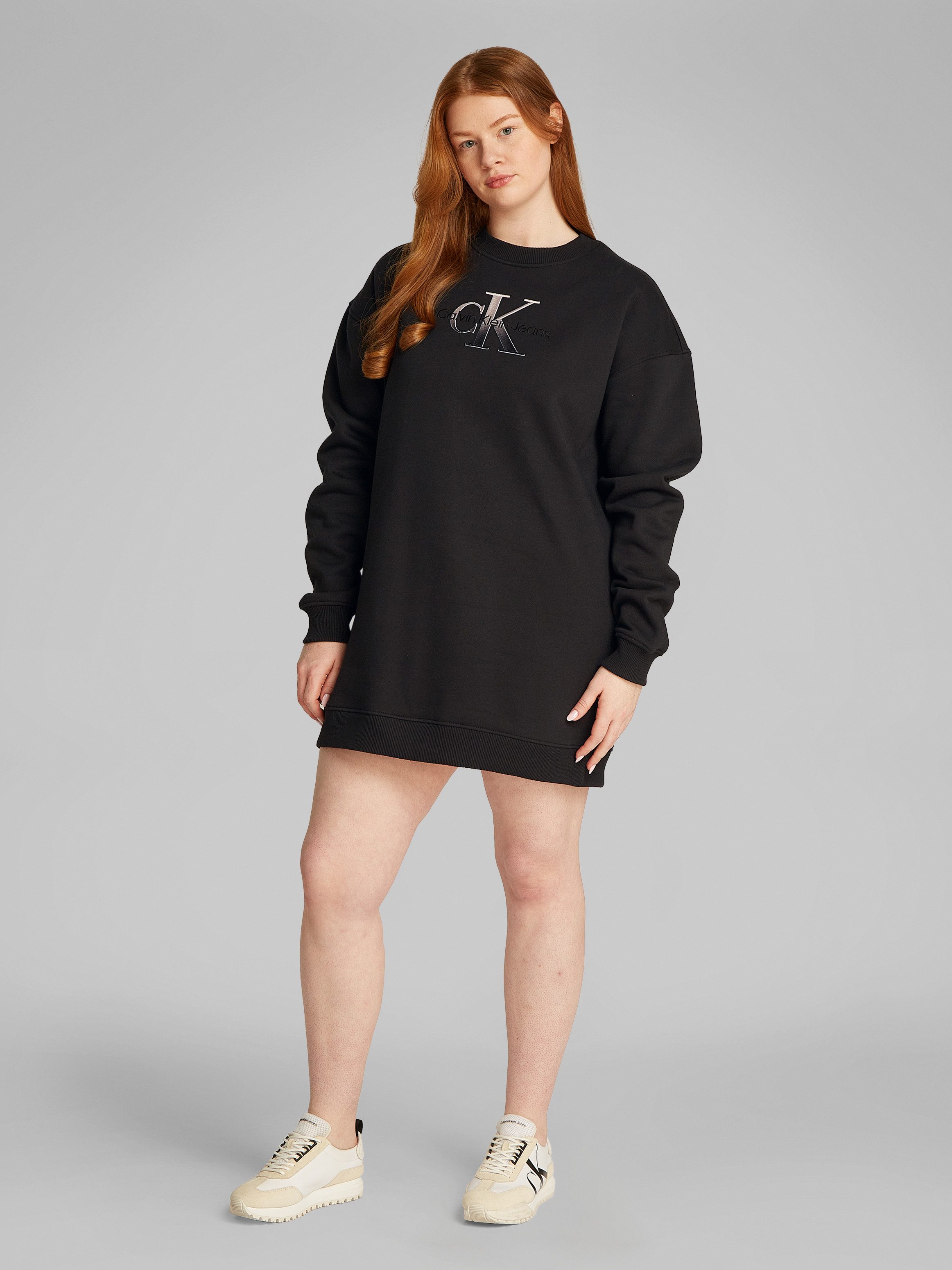 Calvin Klein Jeans Plus Sweatjurk PLUS EMBROIDERED MONOLOGO DRESS met logo borduursel in grote maten