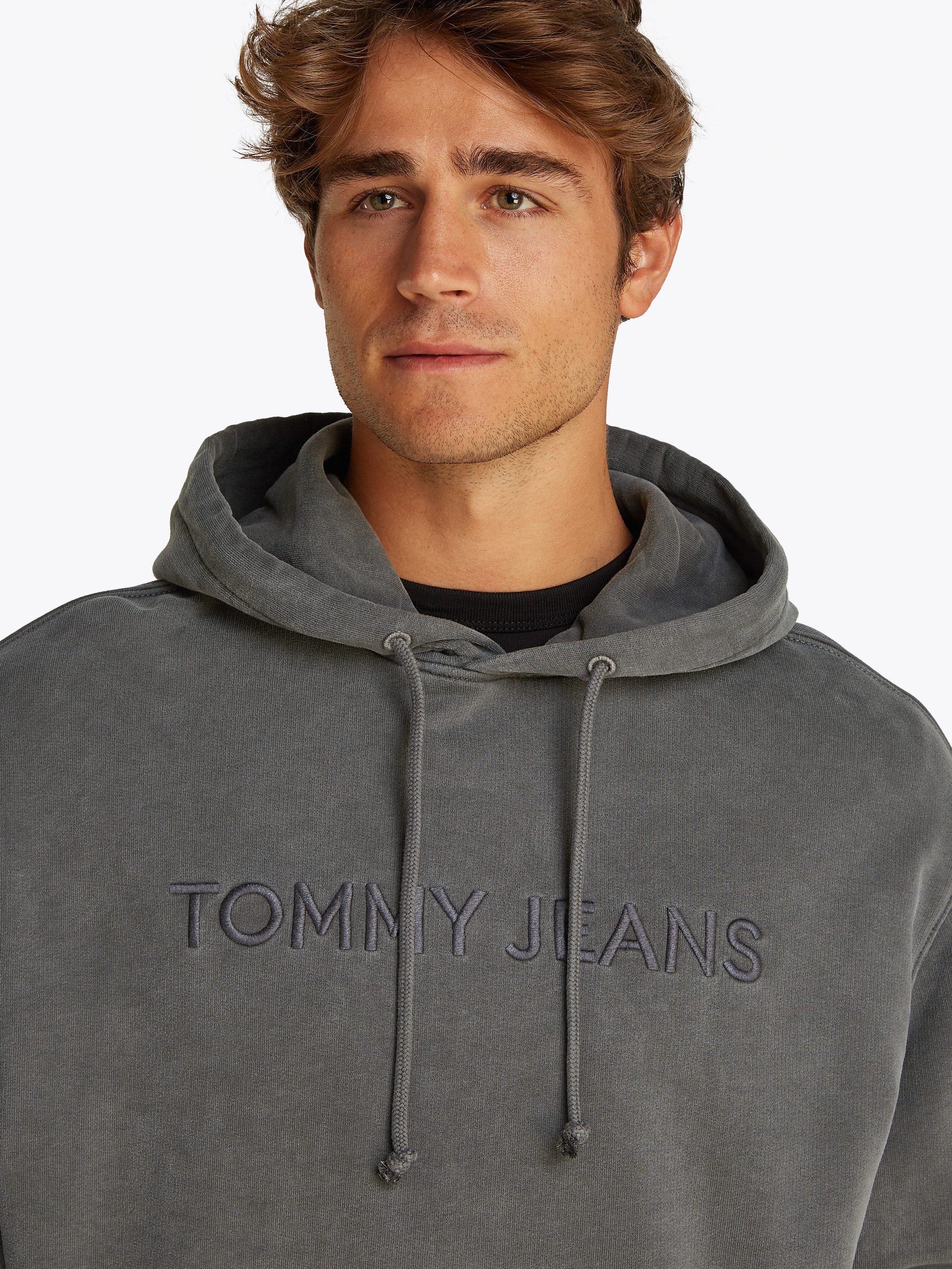 TOMMY JEANS Hoodie TJM RLX TJ LABEL HOODIE met groot logoborduursel