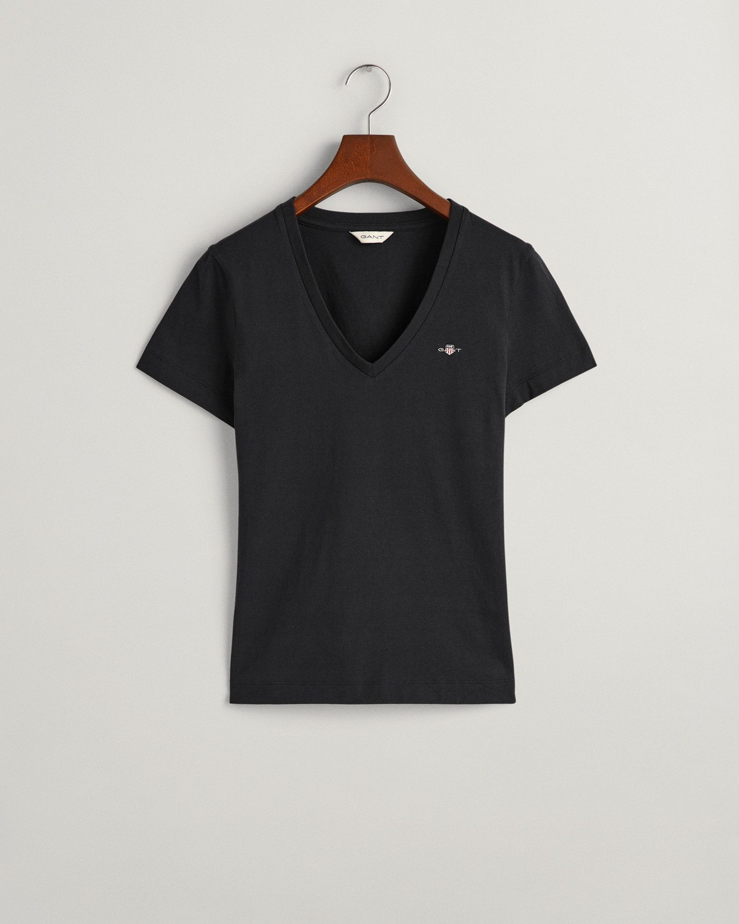 Gant T-shirt REG SHIELD KA V-NECK T-SHIRT met een klein geborduurd logo op de borst