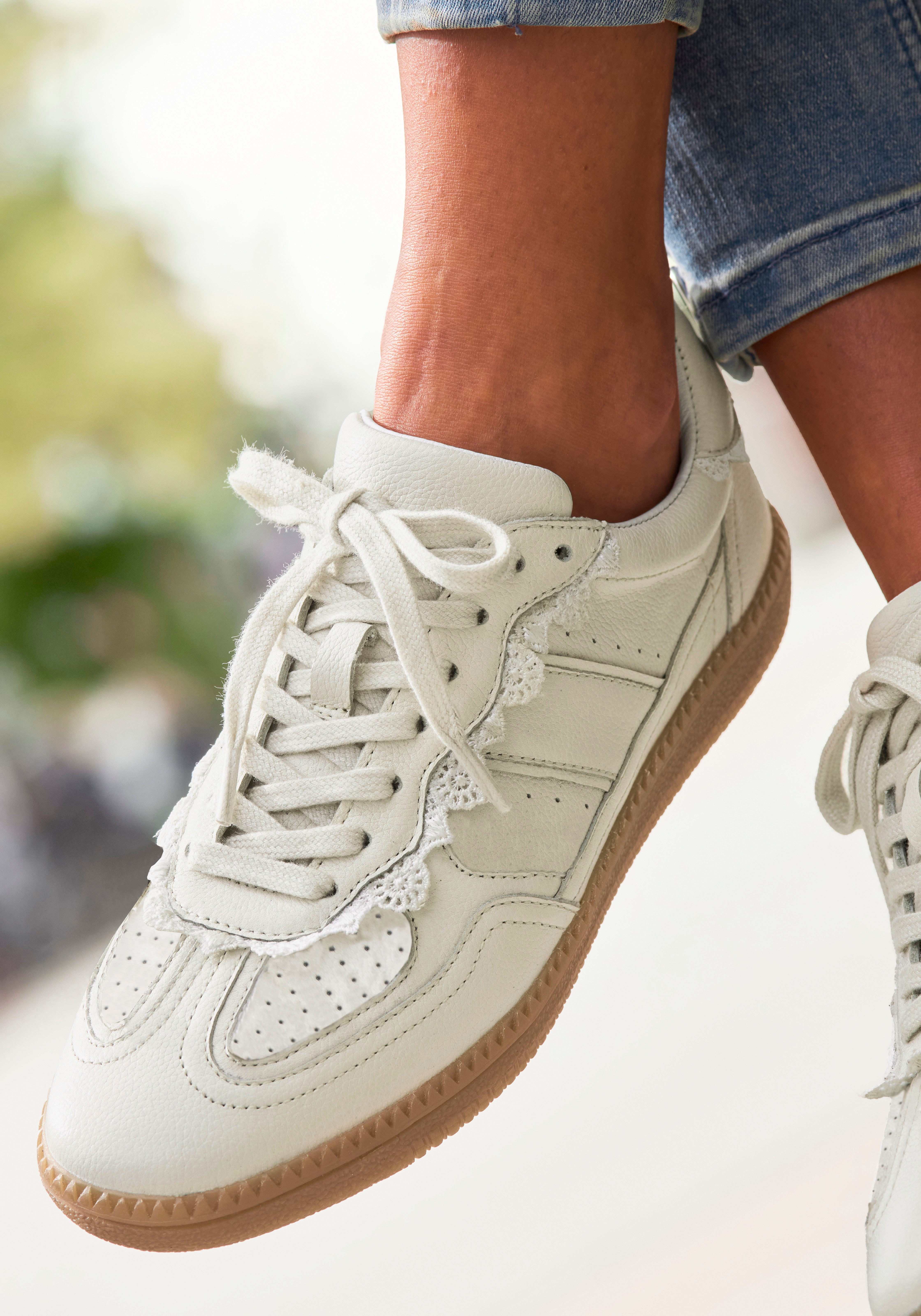 Lascana Sneakers Vrijetijdsschoen, lage schoen van leer met spitse details