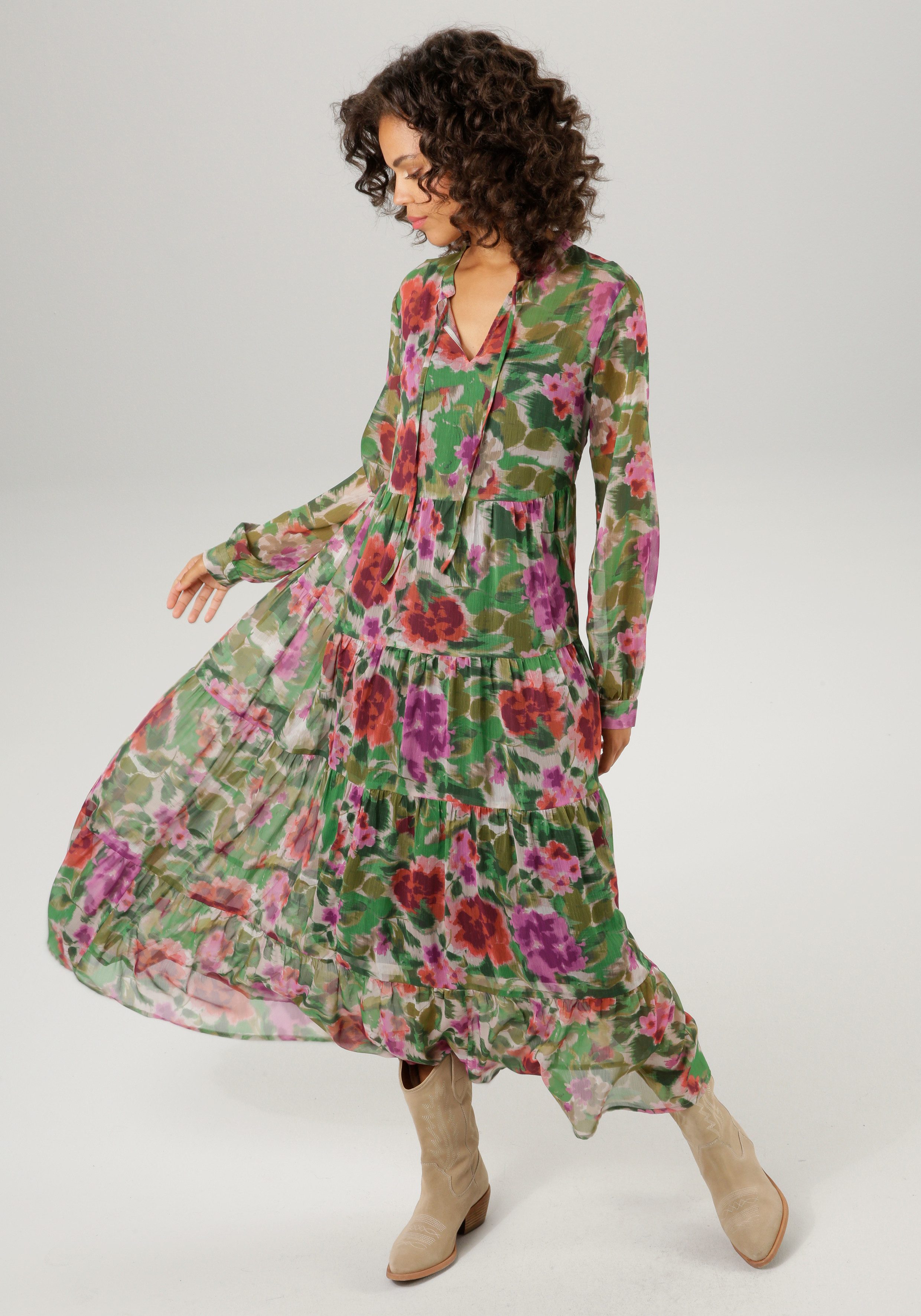 Aniston CASUAL Maxi-jurk met kleurharmonieuze bloemenprint in batik-look (Met jersey onderjurk)
