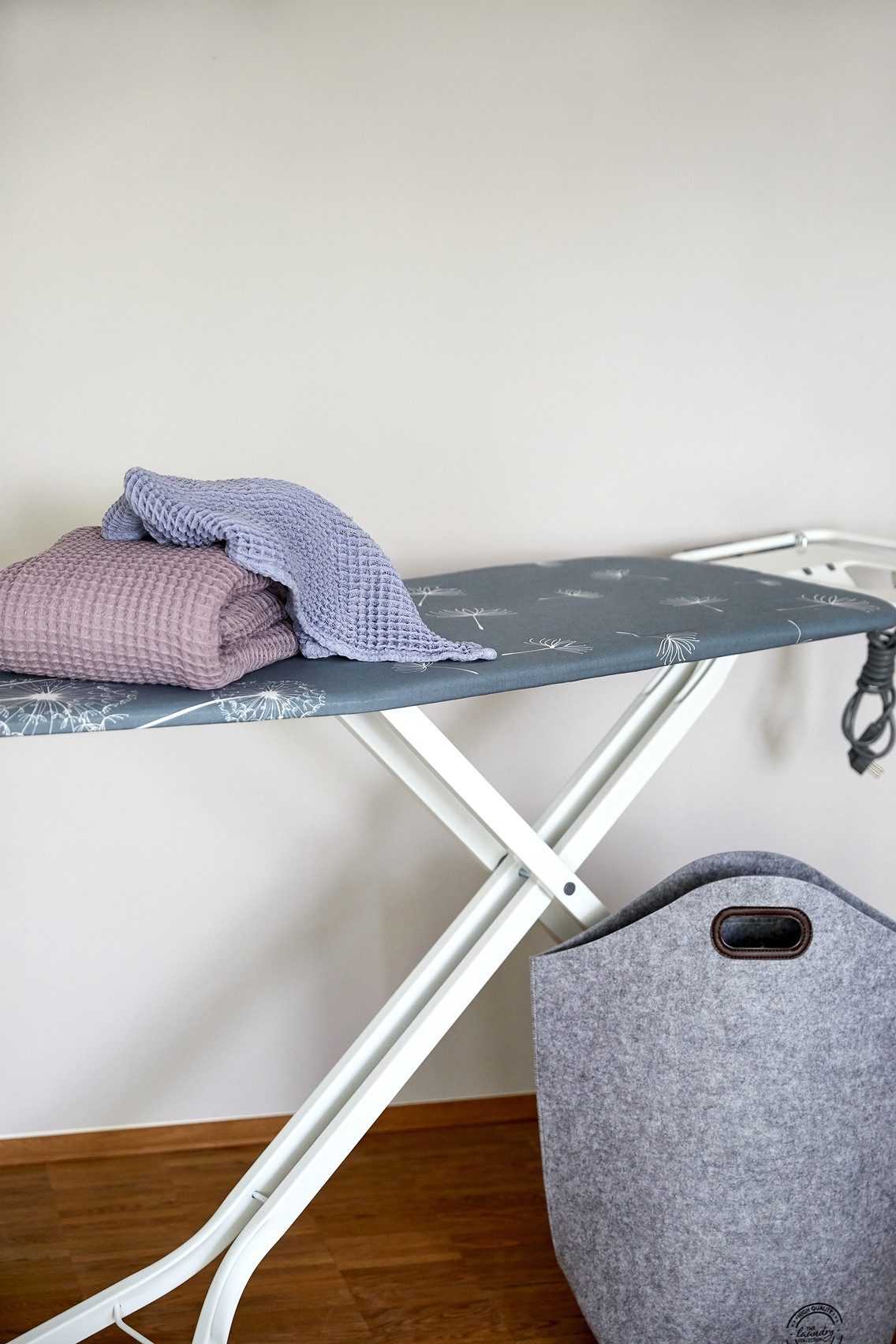 WENKO Strijkplank Model Professional met kabelgeleiding en stopcontact