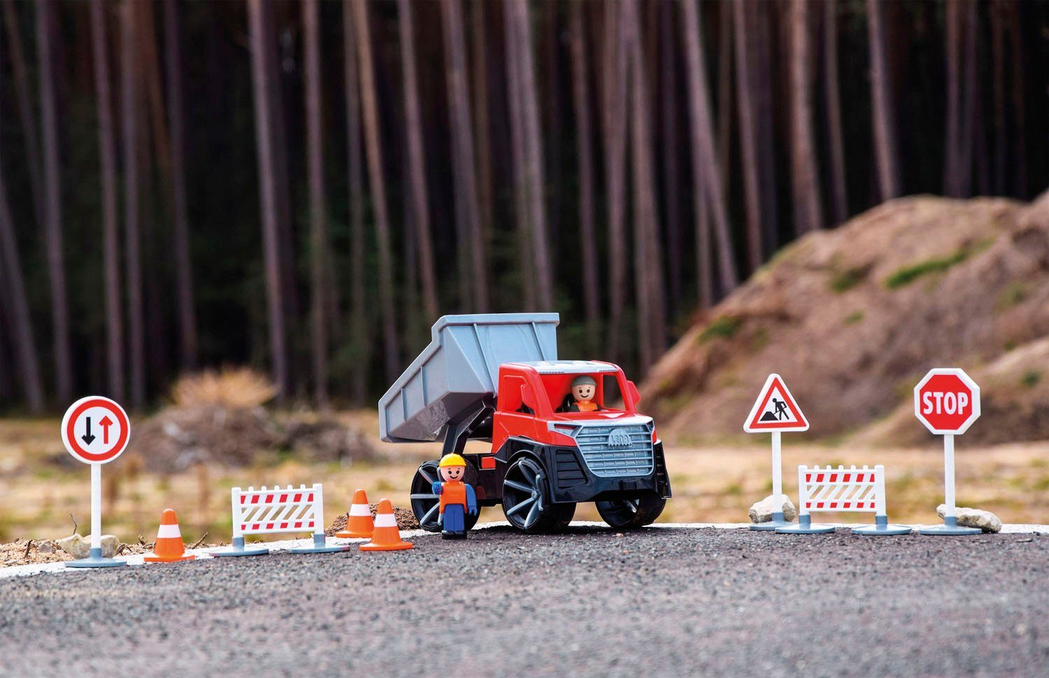 Lena® Speelgoed-kiepwagen TRUXX², rood inclusief speelfiguur, made in europe
