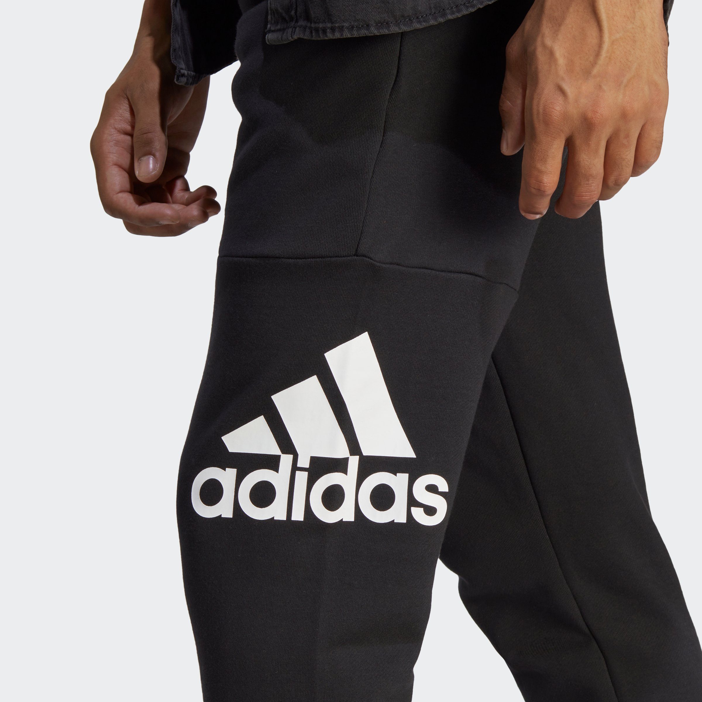 adidas Sportswear Sportbroek ESSENTIALS FRENCH TERRY TAPERED CUFF LOGO BROEK (1-delig)
