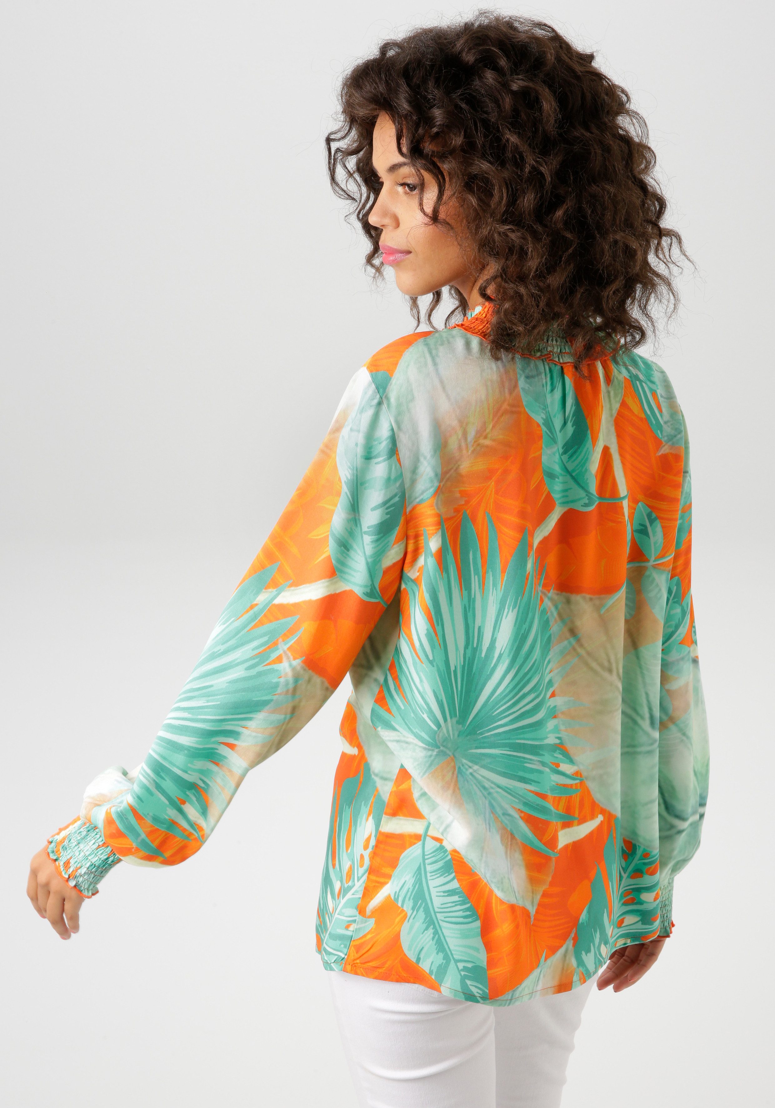Aniston CASUAL Blouse zonder sluiting met grootvlak bladerenprint in batikdesign