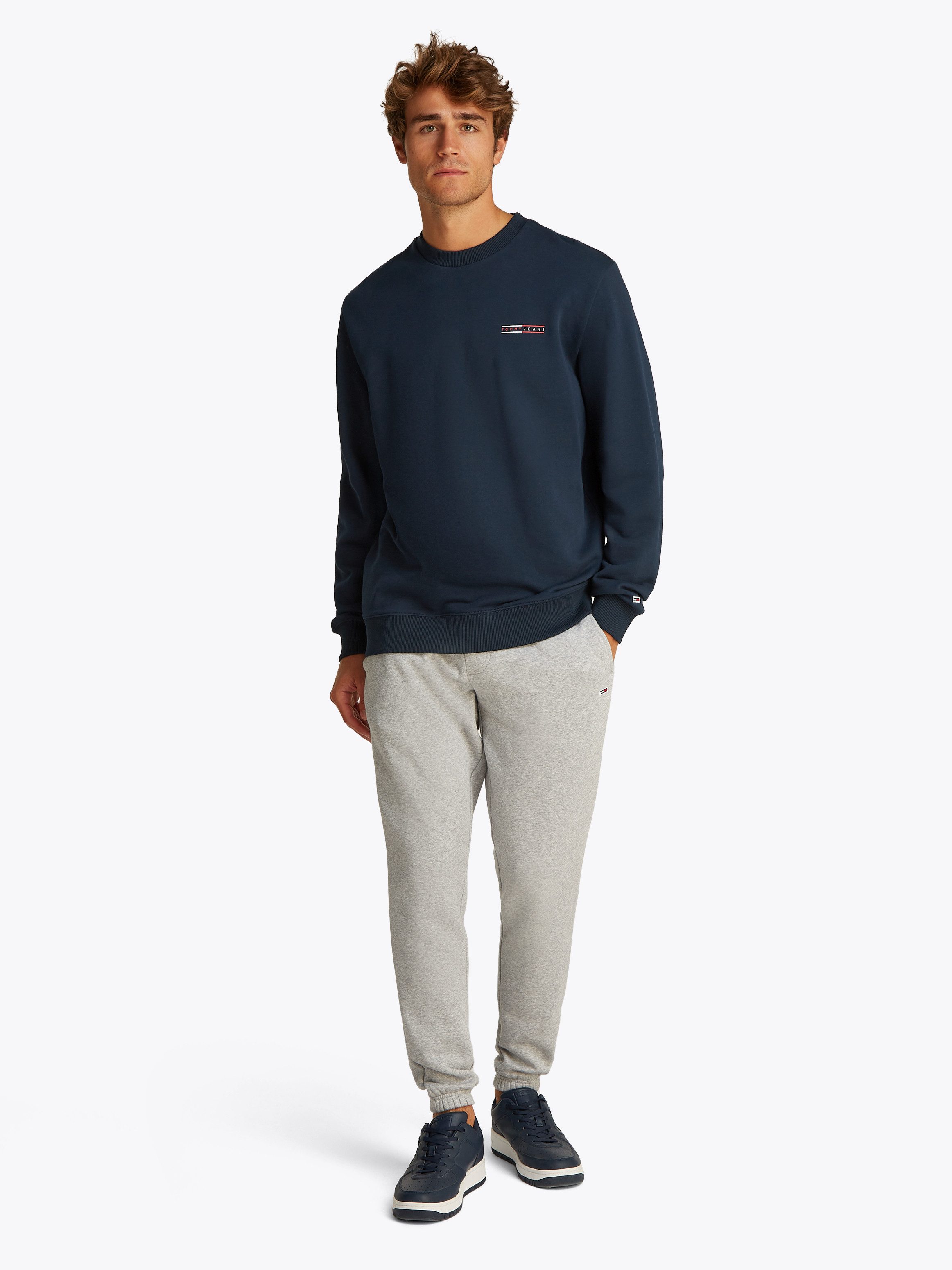 TOMMY JEANS Sweatshirt TJM REG ENTRY GRAPHIC CREW EXT licht overlappende schouders, kleine print op de borst