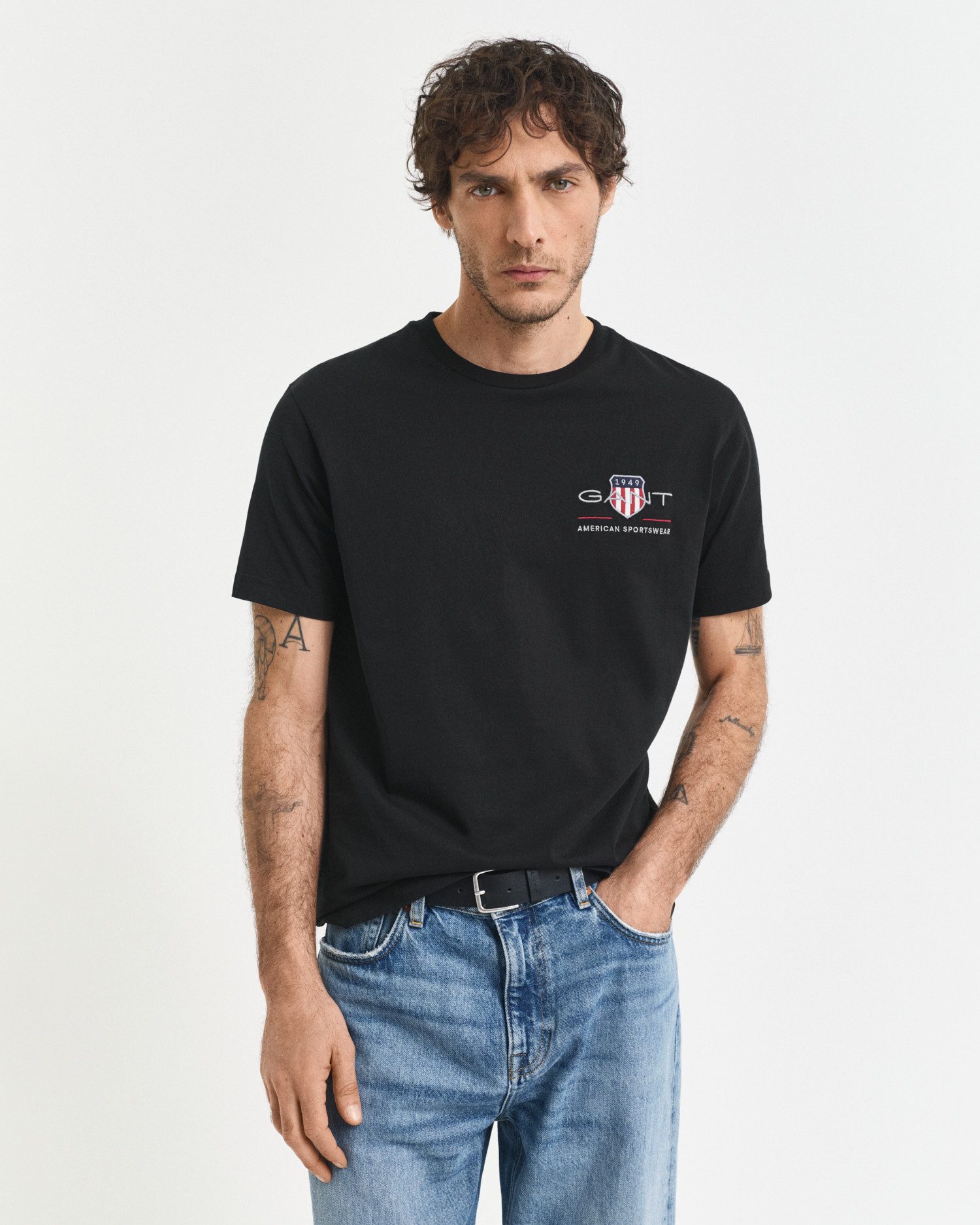 Gant T-shirt REG ARCHIVE SHIELD EMB SS T-SHIRT geïnspireerd door het archief uit de jaren '80