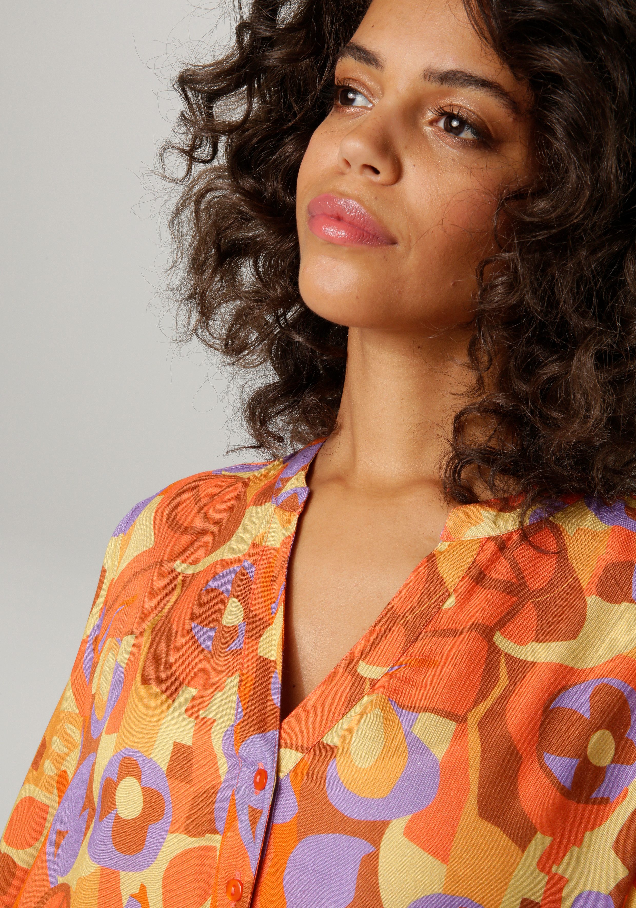 Aniston CASUAL Blouse zonder sluiting met extravagante, grafische print