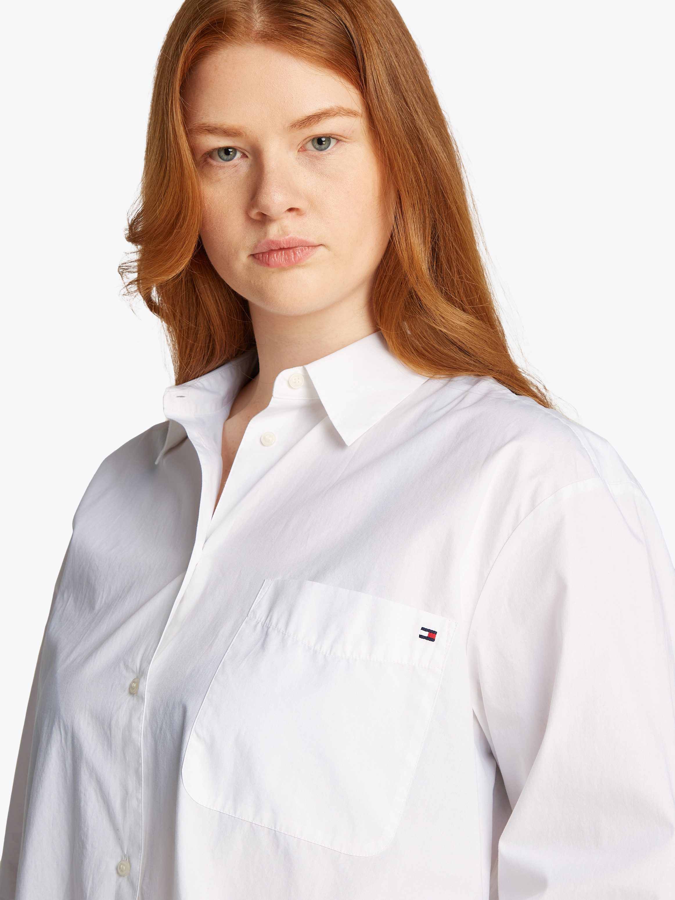 Tommy Hilfiger Curve Overhemdblouse CRV ESS COTTON EASY FIT SHIRT in grote maten borstzak kellerplooi achter afgeronde zoom