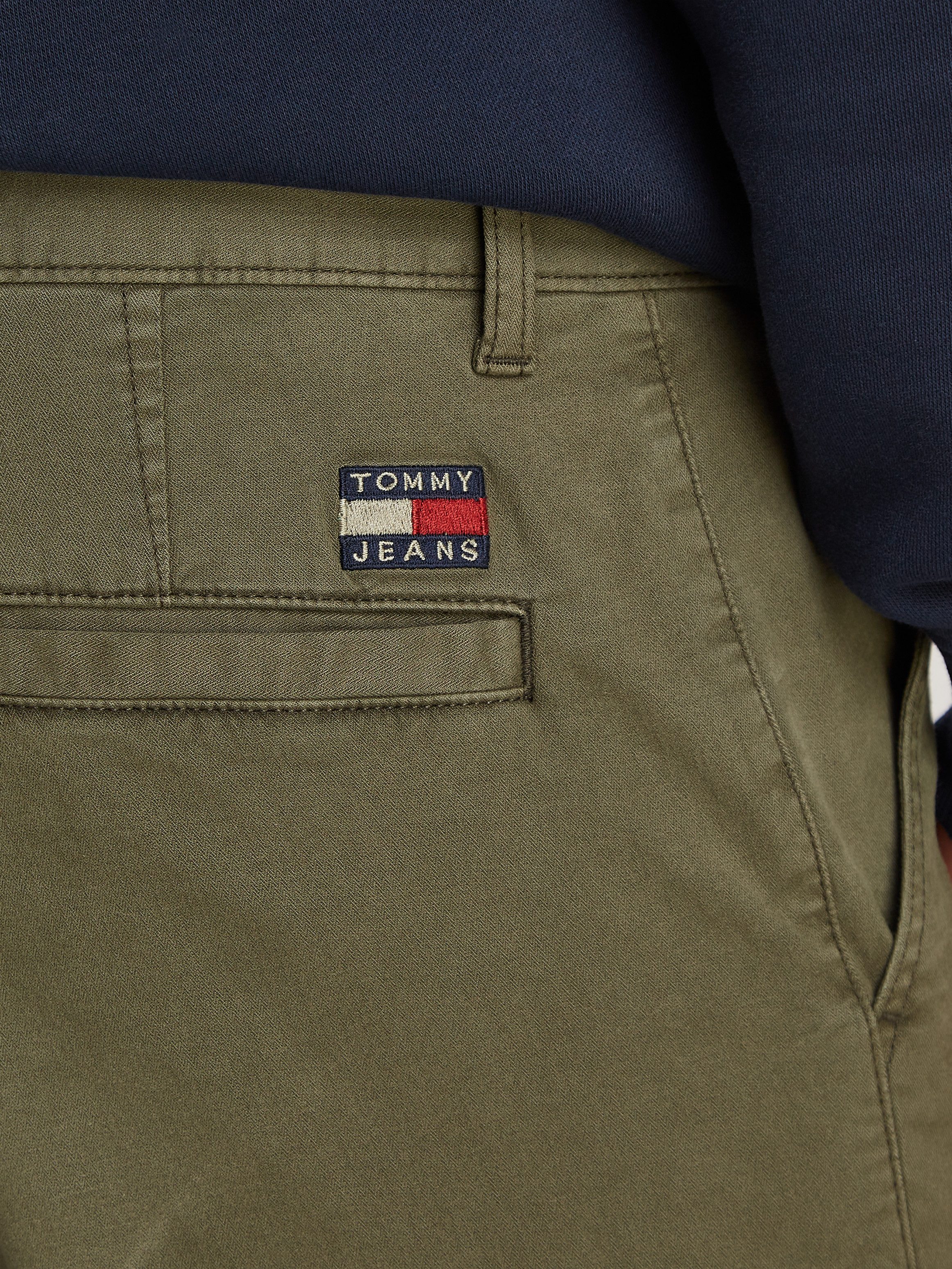 TOMMY JEANS Cargobroek TJM AUSTIN LIGHTWEIGHT CARGO met geborduurd merklogo boven de achterzak
