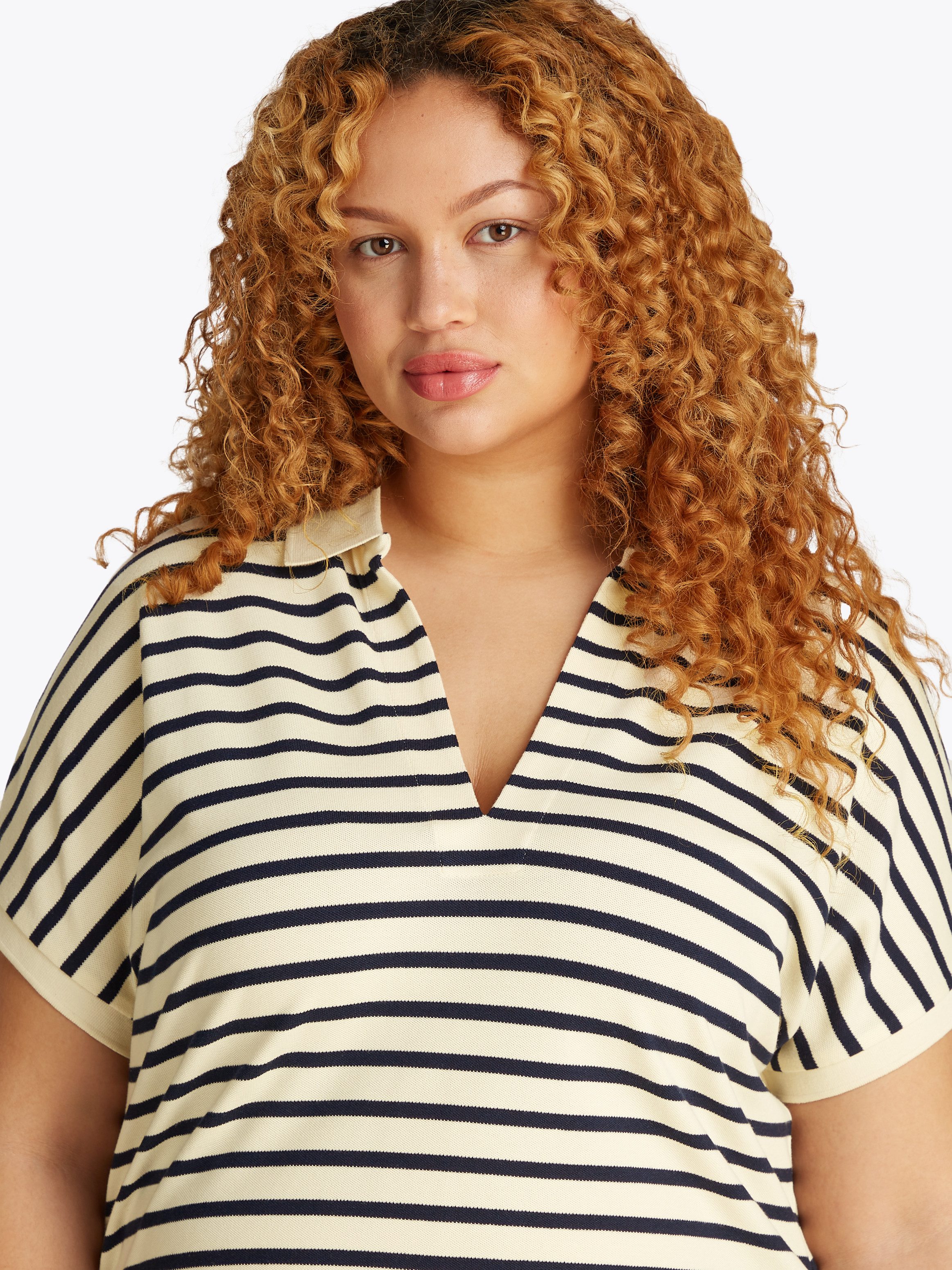 Tommy Hilfiger Curve Poloshirt CRV LYOCELL OPEN-NK POLO SS in grote maten, polokraag, streep patroon