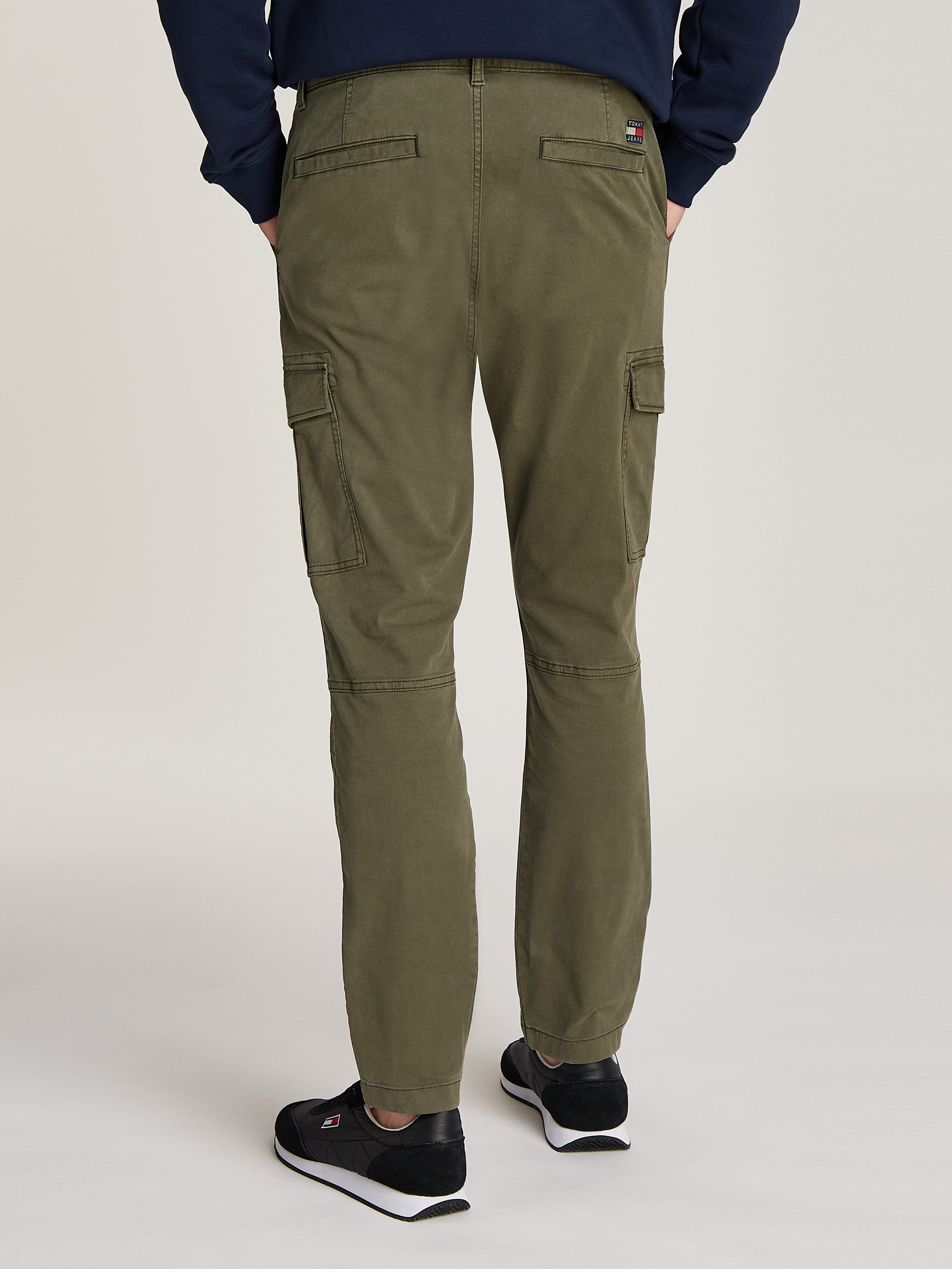 TOMMY JEANS Cargobroek TJM AUSTIN LIGHTWEIGHT CARGO met geborduurd merklogo boven de achterzak