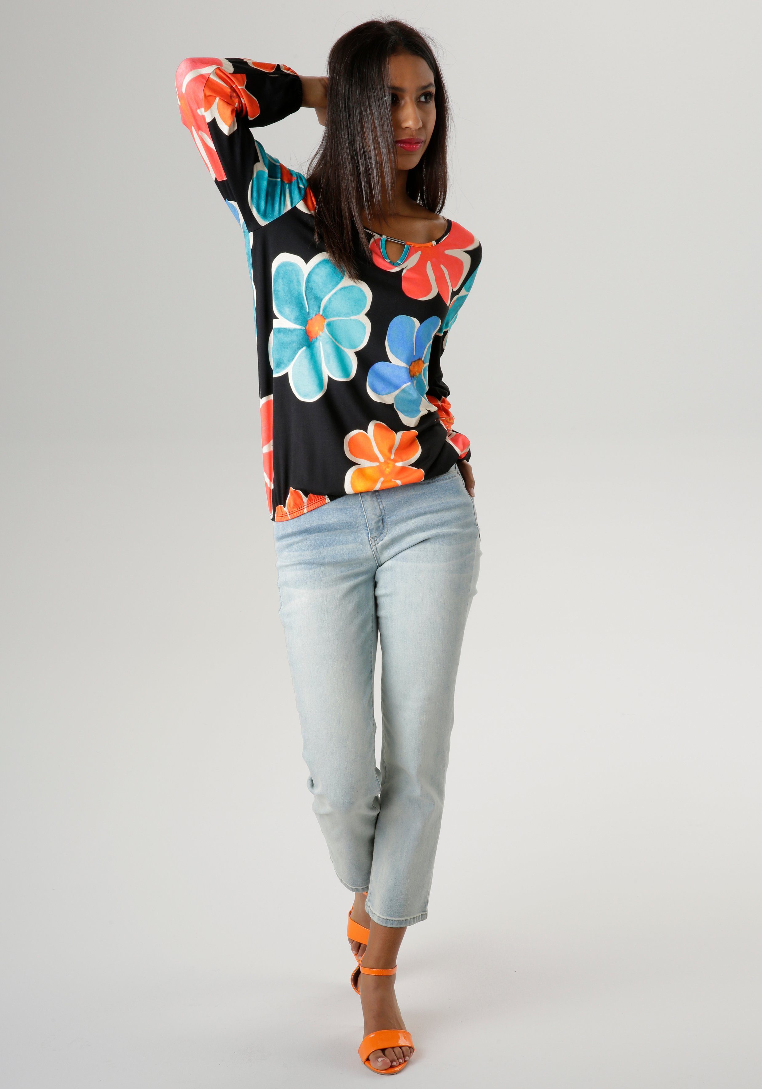 Aniston SELECTED Shirt met lange mouwen met cut-out en kleurrijke bloemenprint