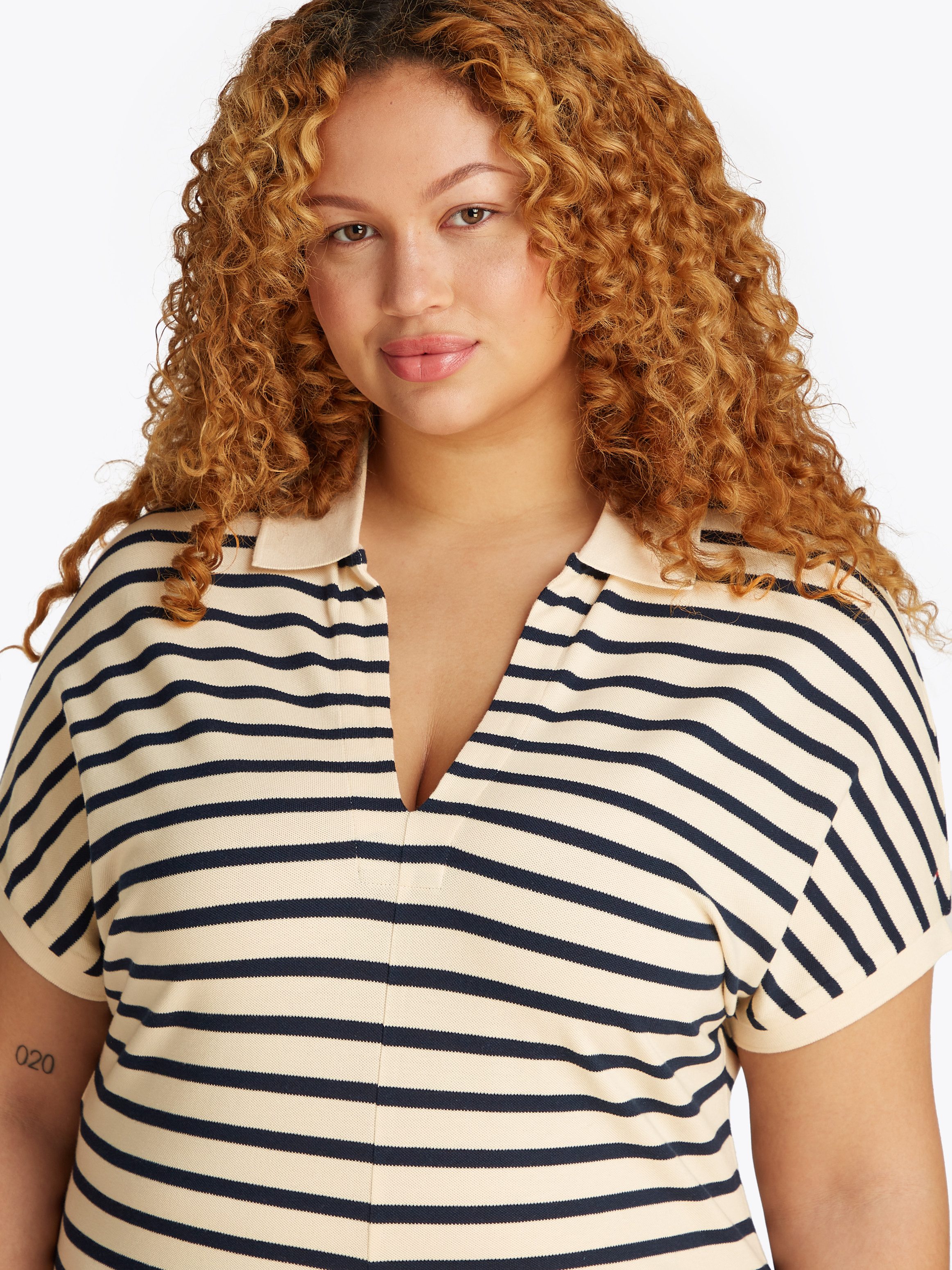 Tommy Hilfiger Curve Midi-jurk CRV LYOCELL OPEN-NK MIDI DRESS in grote maten, logoborduursel, v-hals
