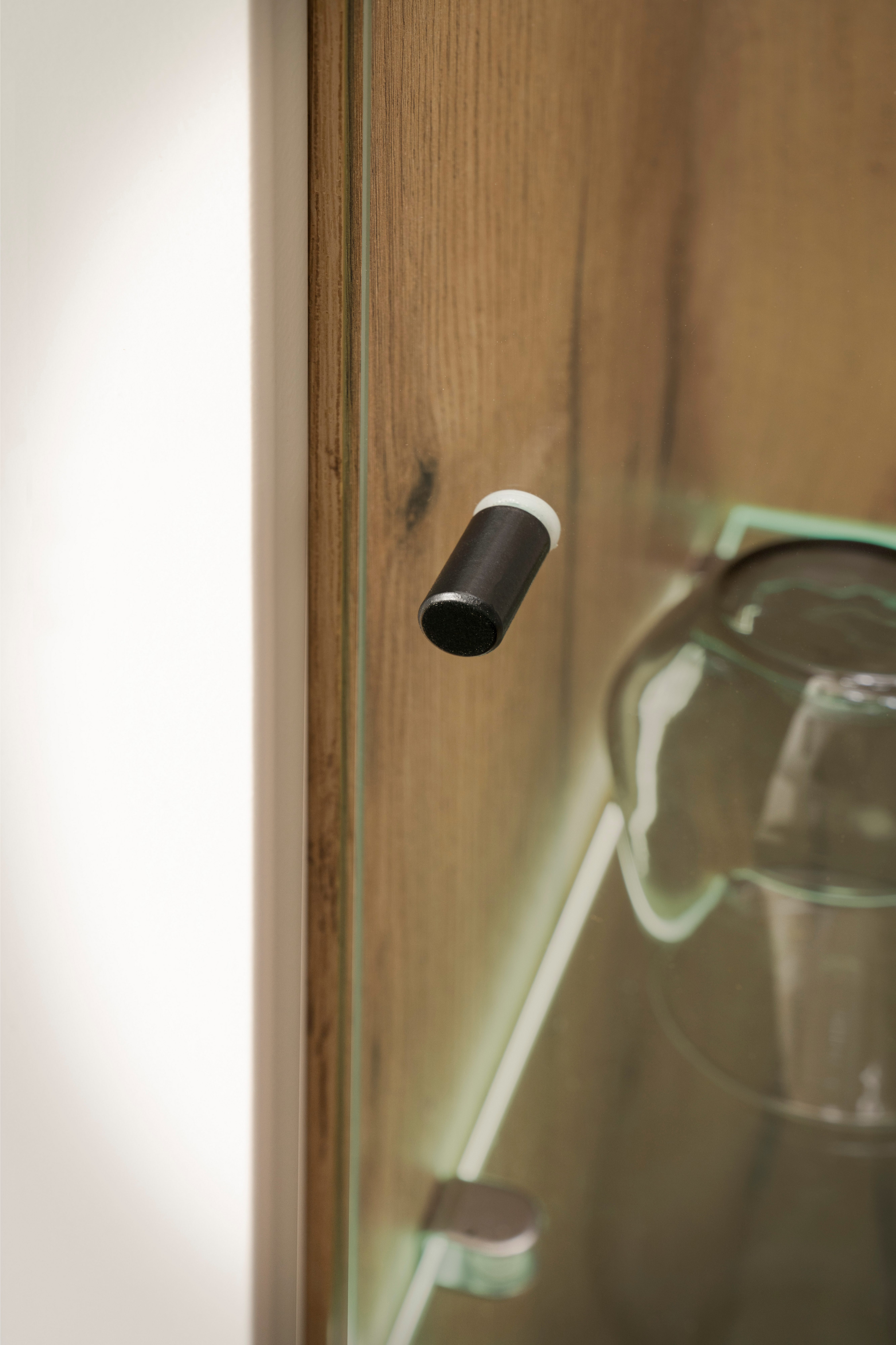 INOSIGN Vitrinekast Salerno Hoge kast, Glazen vitrine, Wit met Eik Evoke Decor, modern. Metalen handgrepen, voldoende opbergruimte, veelzijdig inzetbaar, 72 cm breed
