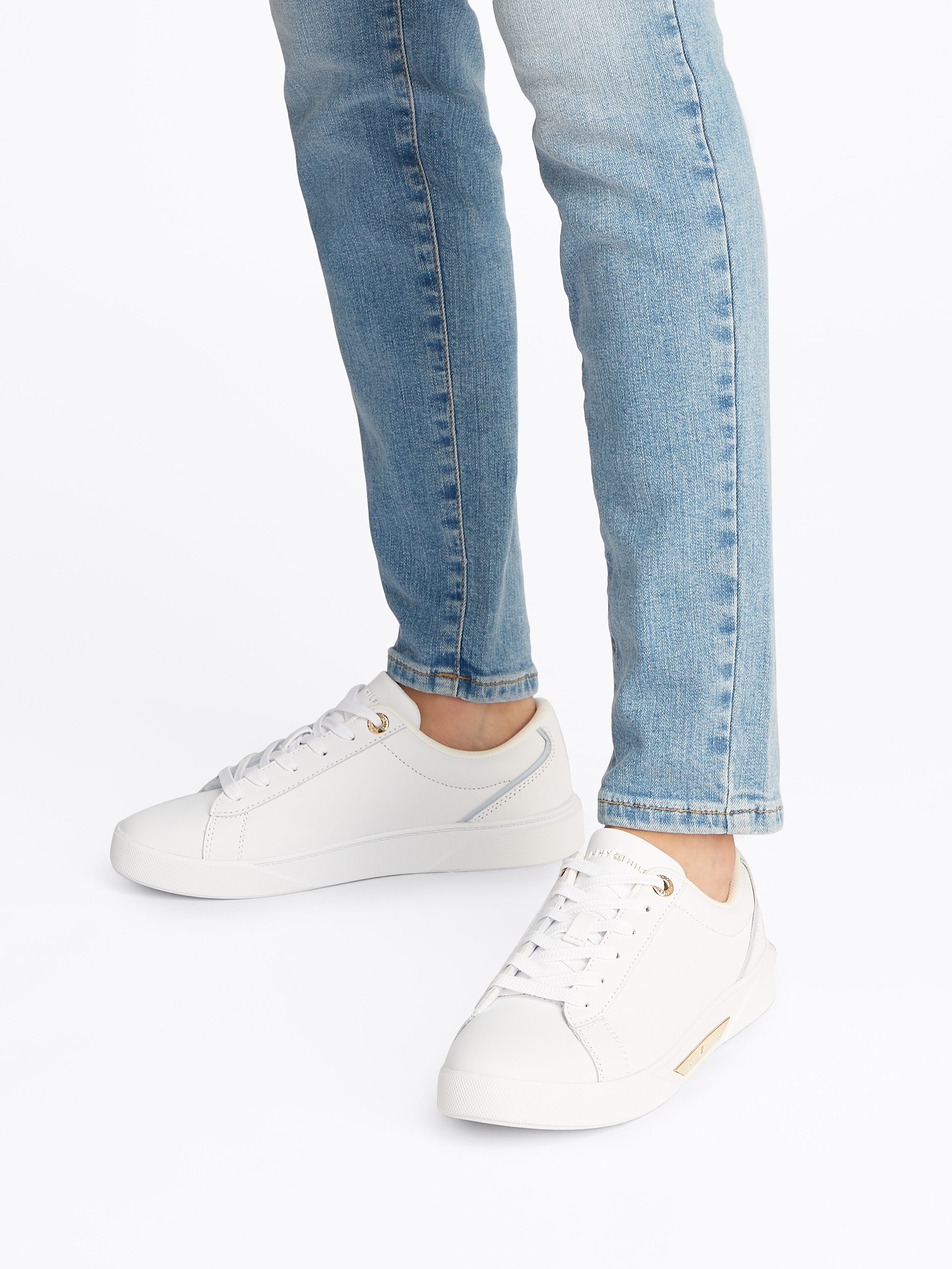 Tommy Hilfiger Plateausneakers CHIC COURT SNEAKER , vrijetijdsschoen, lage schoen, veterschoen, gouden sieraandeel