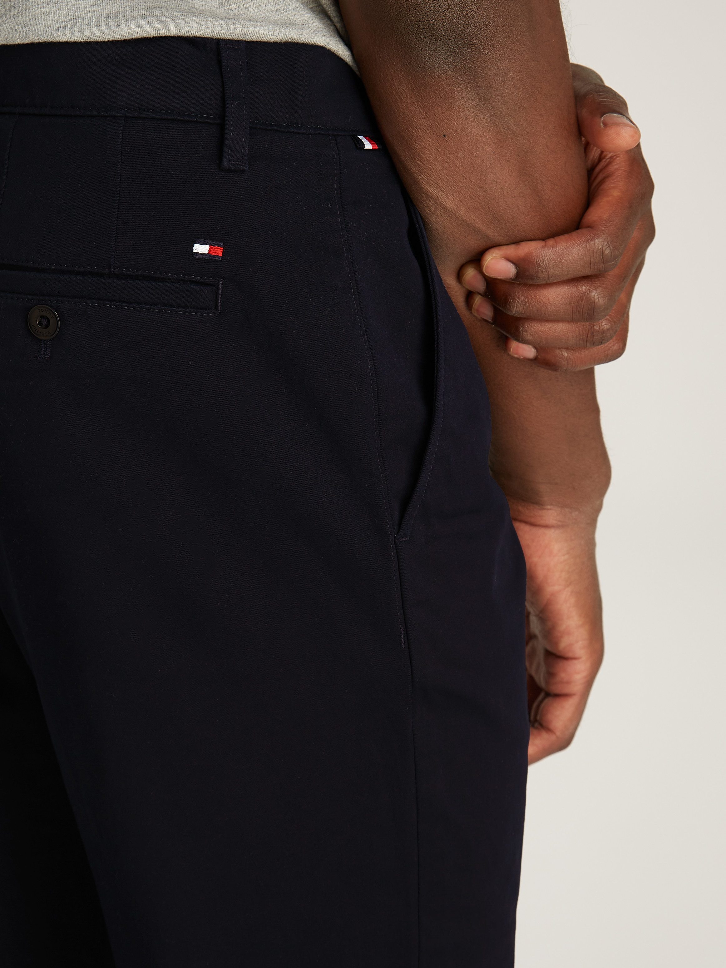 Tommy Hilfiger Chino DENTON CHINO SATIN met achterzakken met knoop logo-borduursel