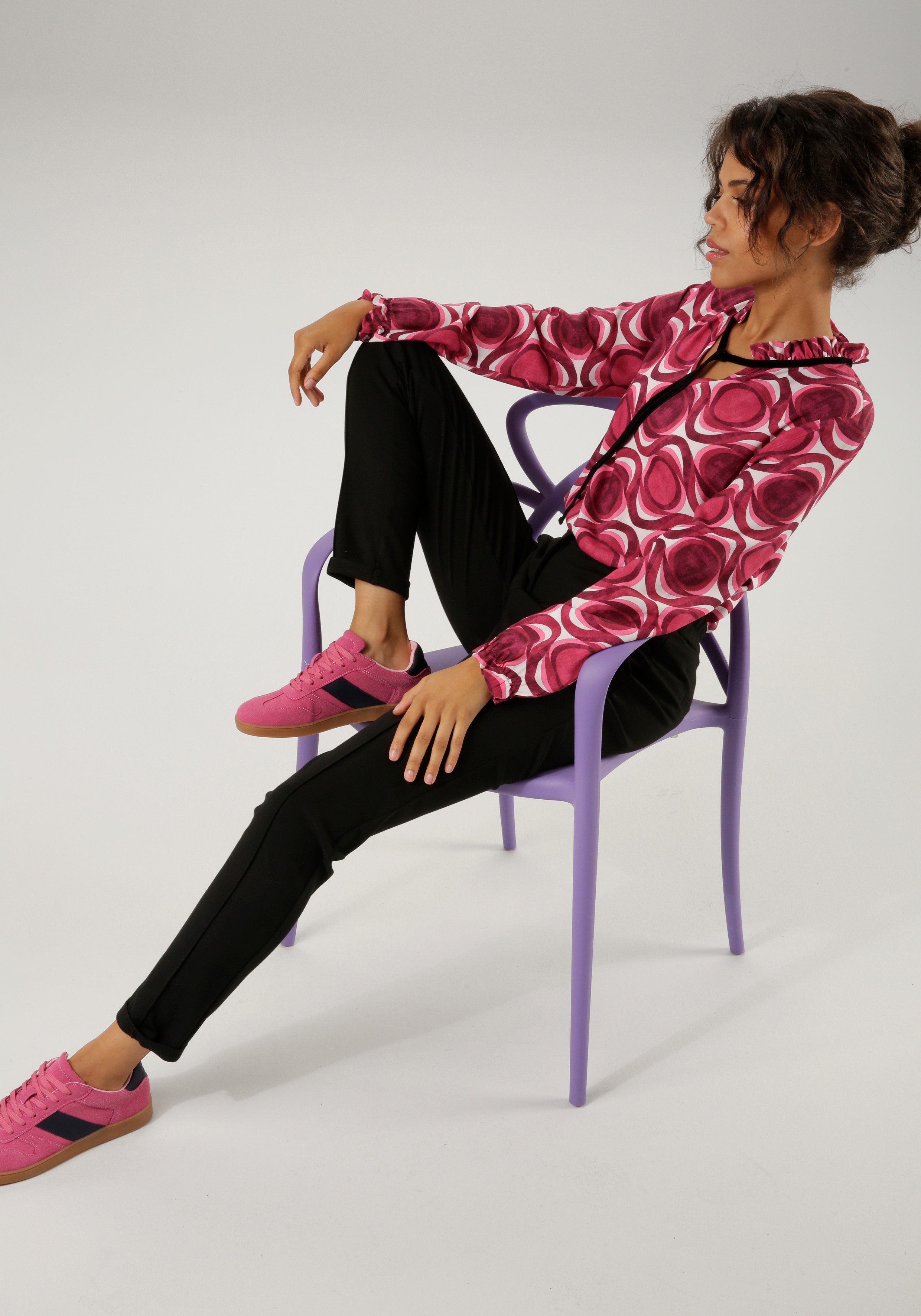 Aniston CASUAL Blouse zonder sluiting met trendy gekleurde, grafische print