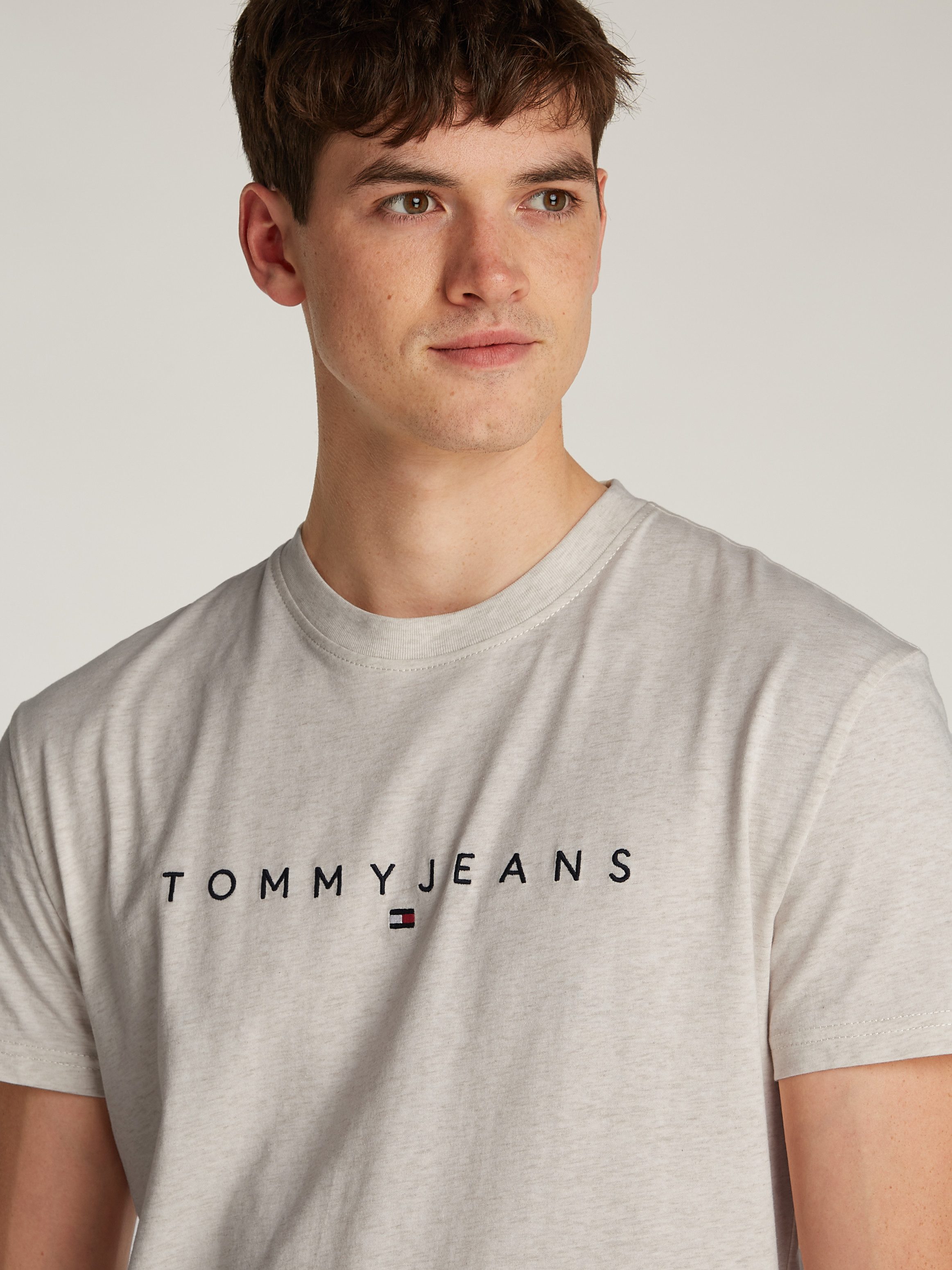 Tommy Jeans Plus Shirt met ronde hals TJM REG LINEAR LOGO TEE EXT in grote maten, logoprint en borduring