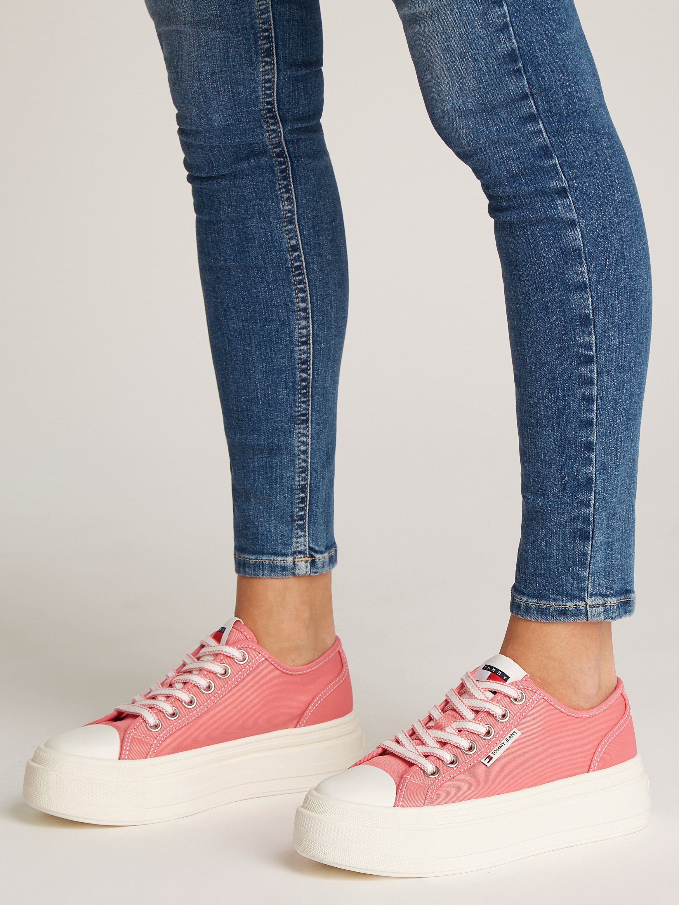 TOMMY JEANS Plateausneakers TJW FOXING FLATFORM SNEAKER LOW vrijetijdsschoen, lage schoen, veterschoen met trendy contraststiksels