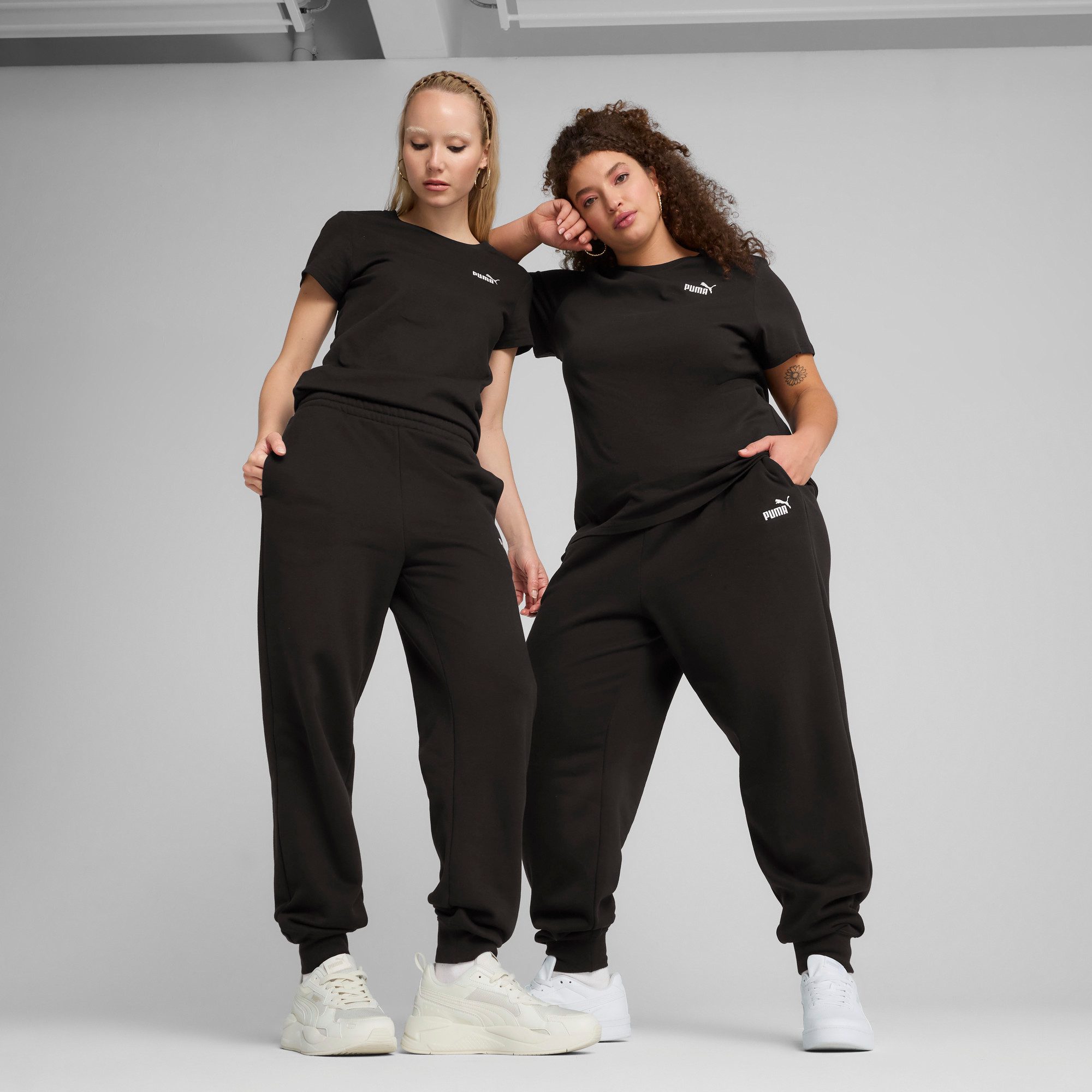 PUMA Trainingsbroek ESS SMALL NO. 1 LOGO COMFORT HIGH-WAIST SWEATPANTS FL CL