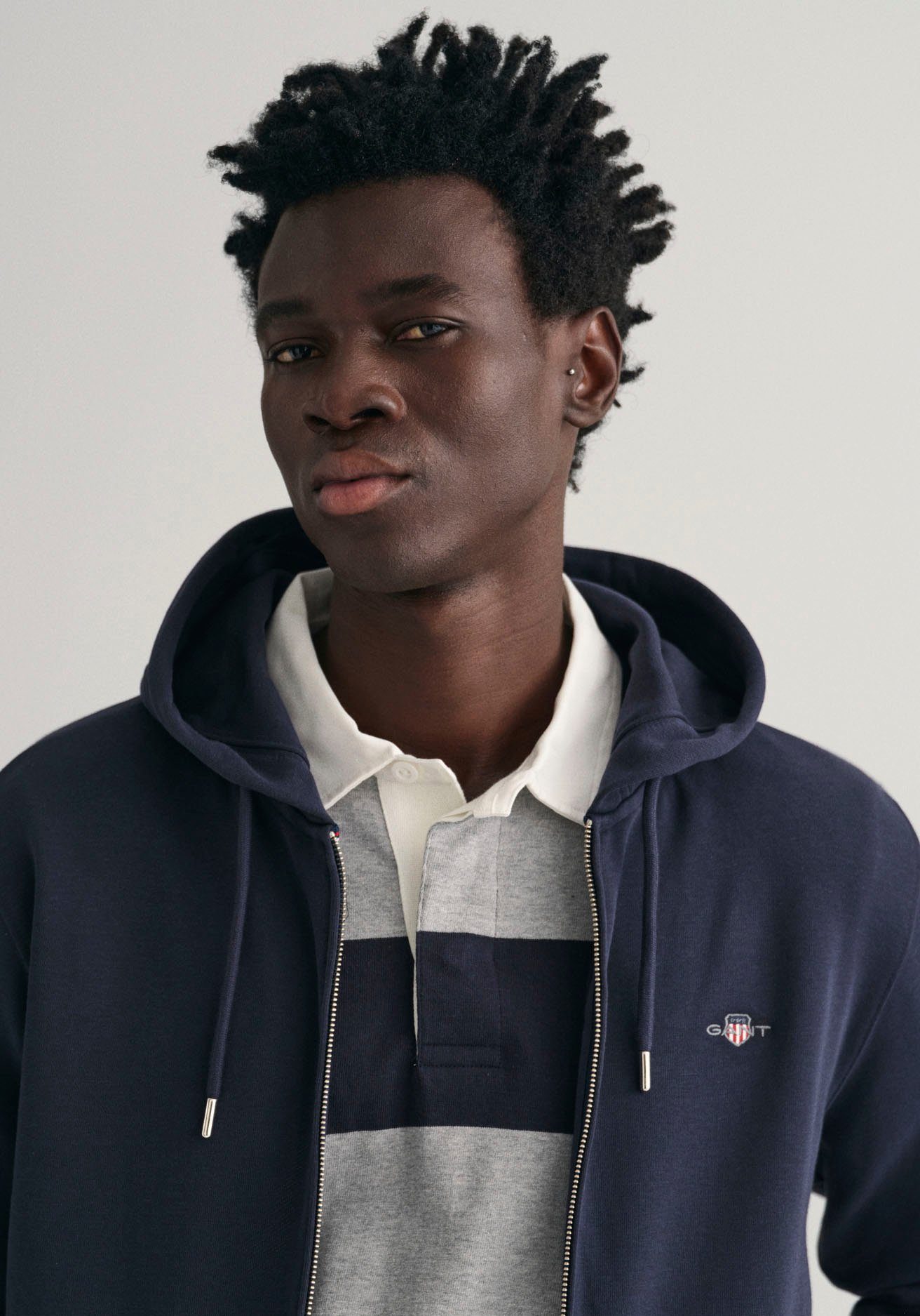 Gant Capuchonsweatvest REG SHIELD FULL ZIP HOODIE met logoborduursel op borsthoogte