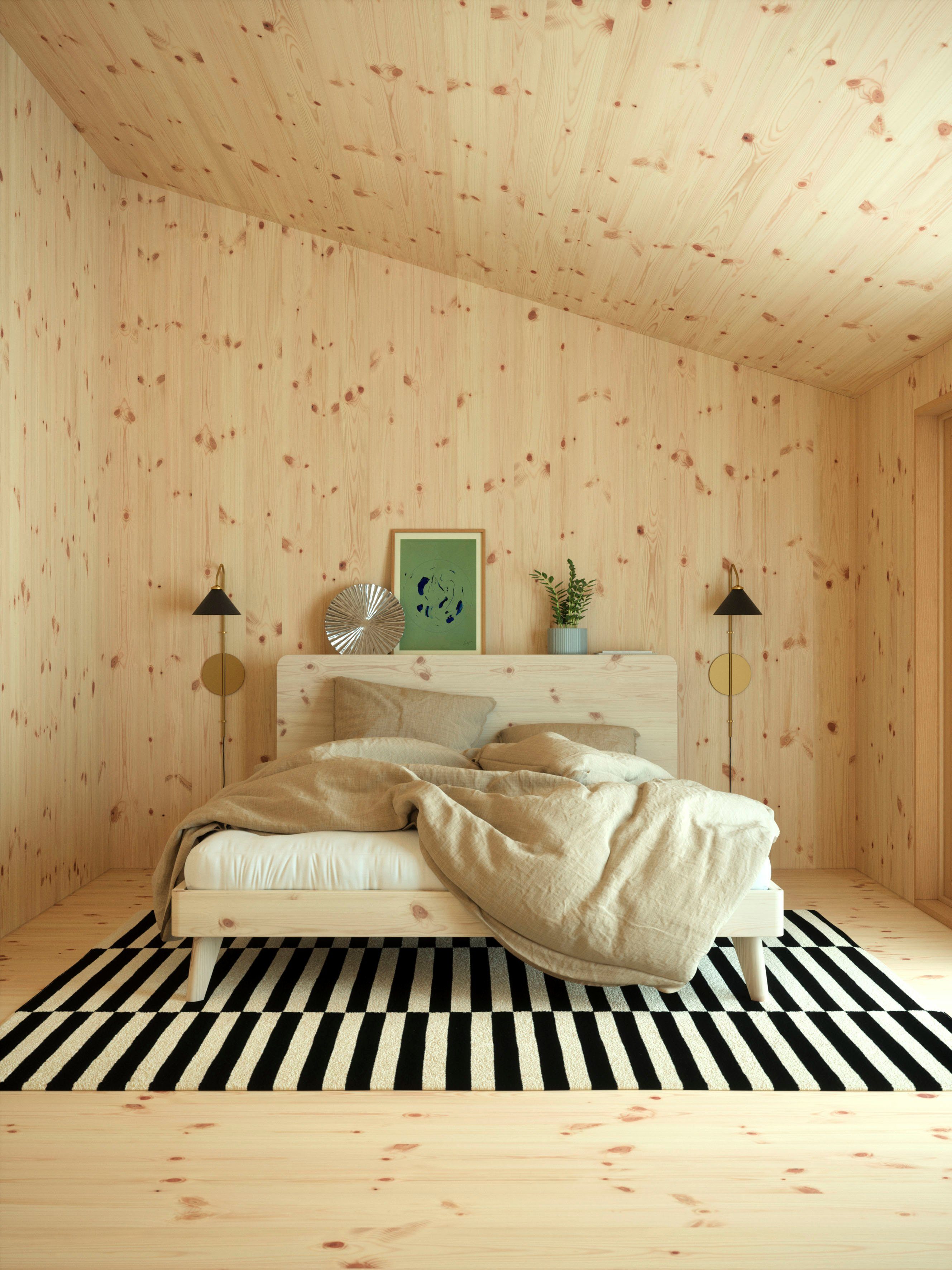 Karup Bedframe RETREAT BED van massief grenen met lattenbodem, hoofdbord met 3 legplanken