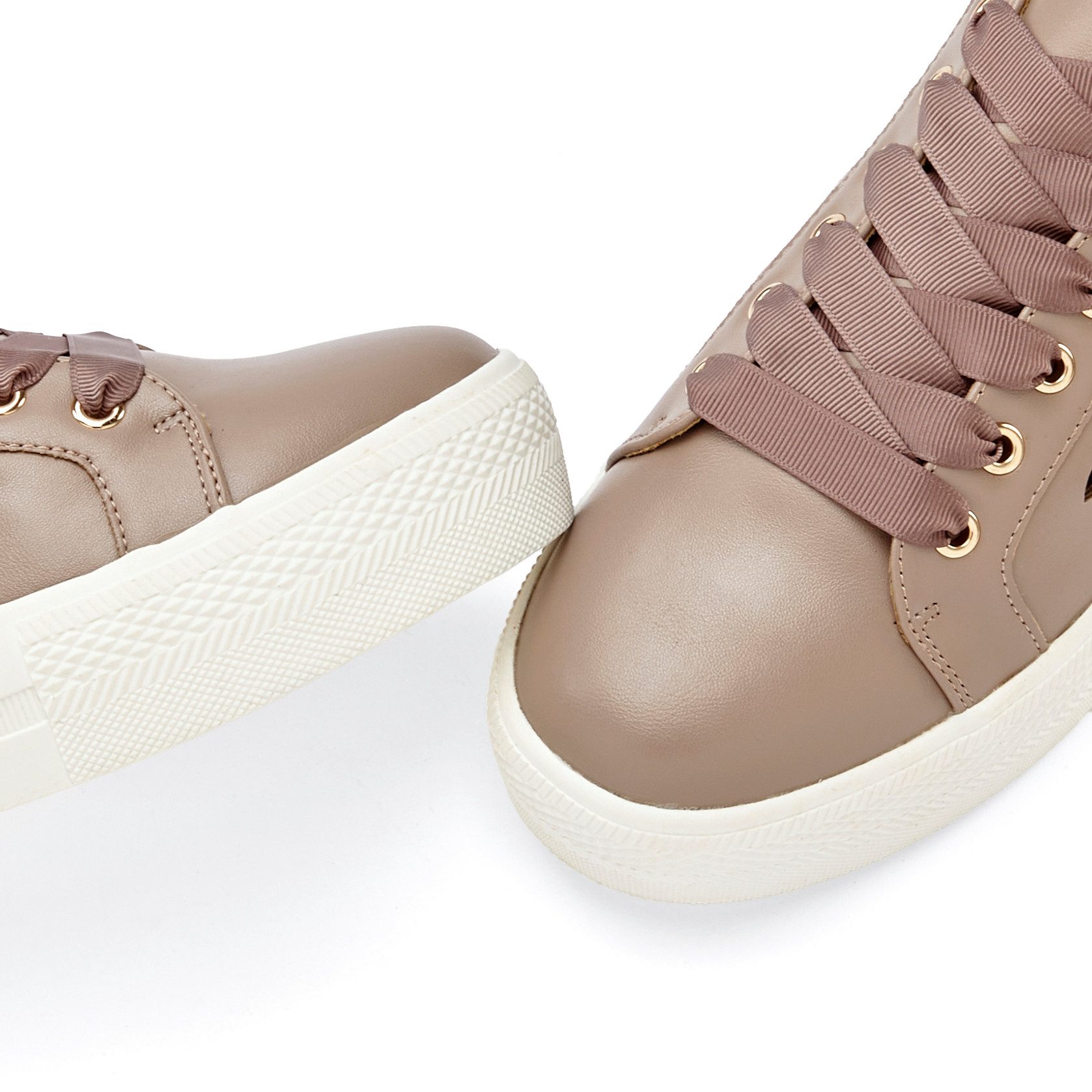 Lascana Sneakers met kleine cut-outs, veterschoenen, vrijetijdsschoenen vegan