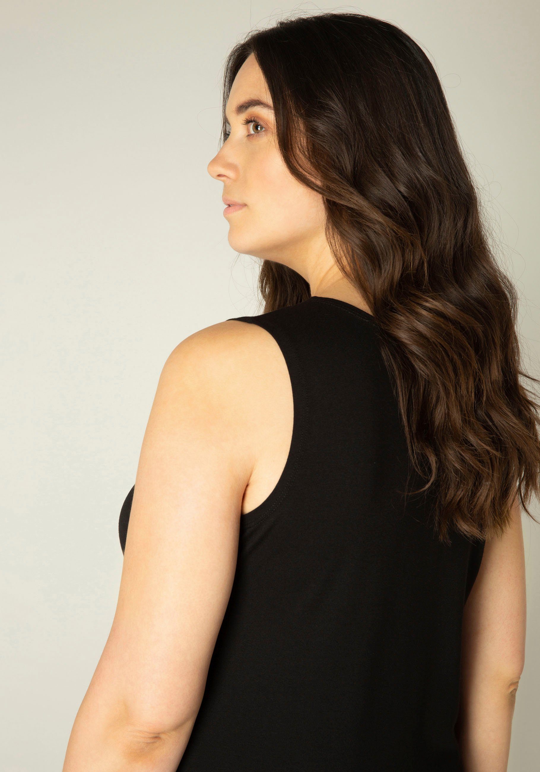 Base Level Curvy Top Over de heupen vallend model met splitjes bij de zoom