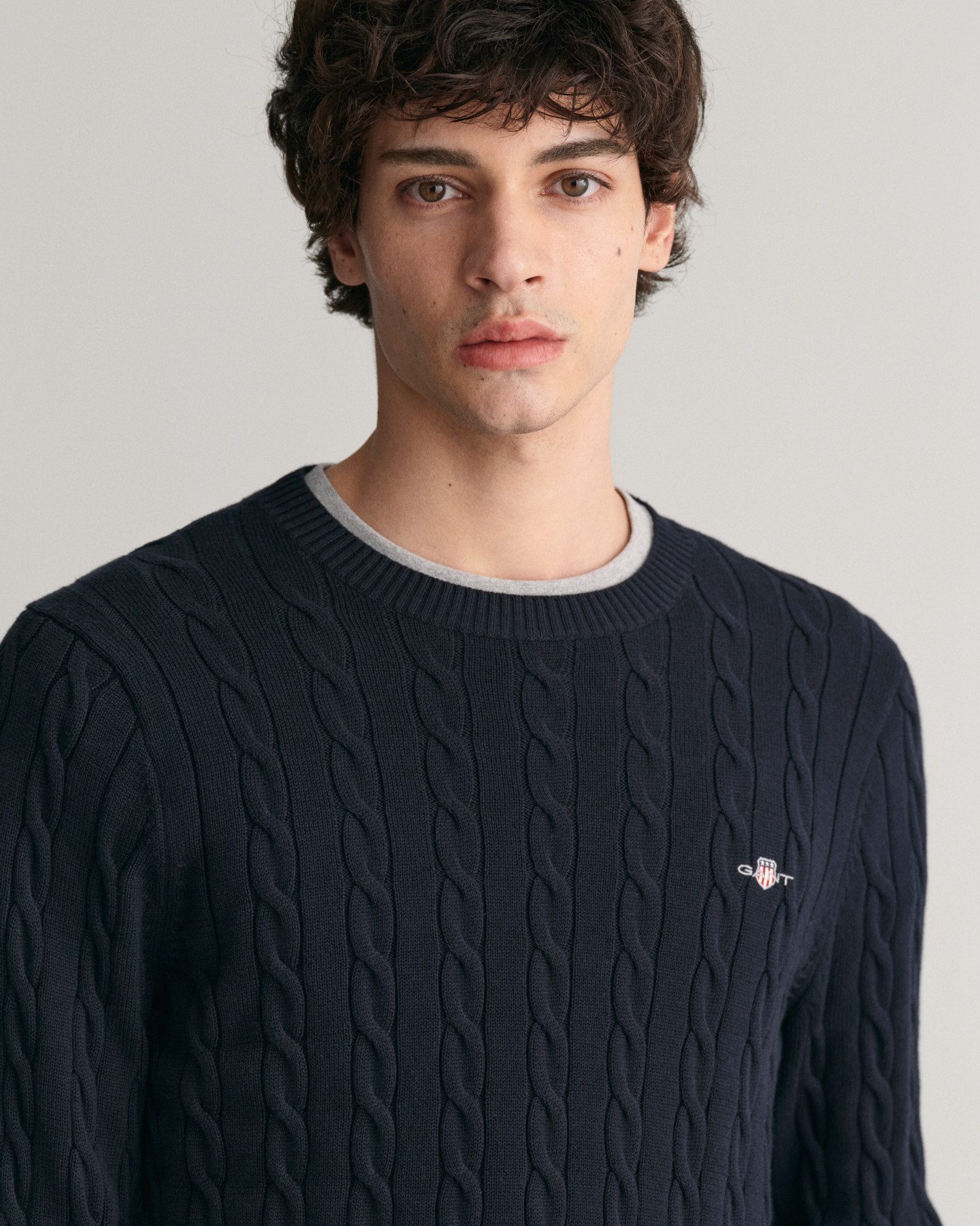 Gant Gebreide trui COTTON CABLE C-NECK met wapen-logo borduurwerk op de borst