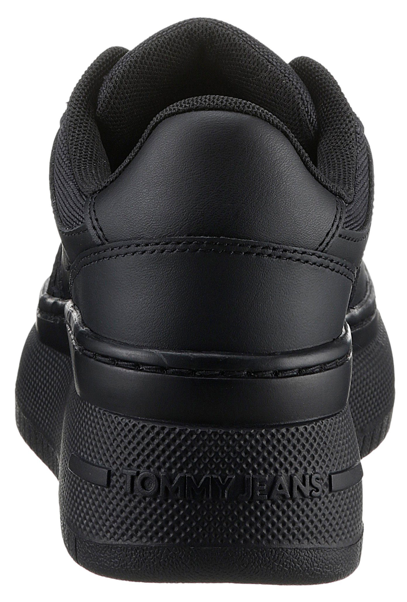 TOMMY JEANS Plateausneakers TJW RETRO BASKET FLATFORM ESS met logo-tekst in de zool, vrijetijdsschoen, lage schoen, veterschoen