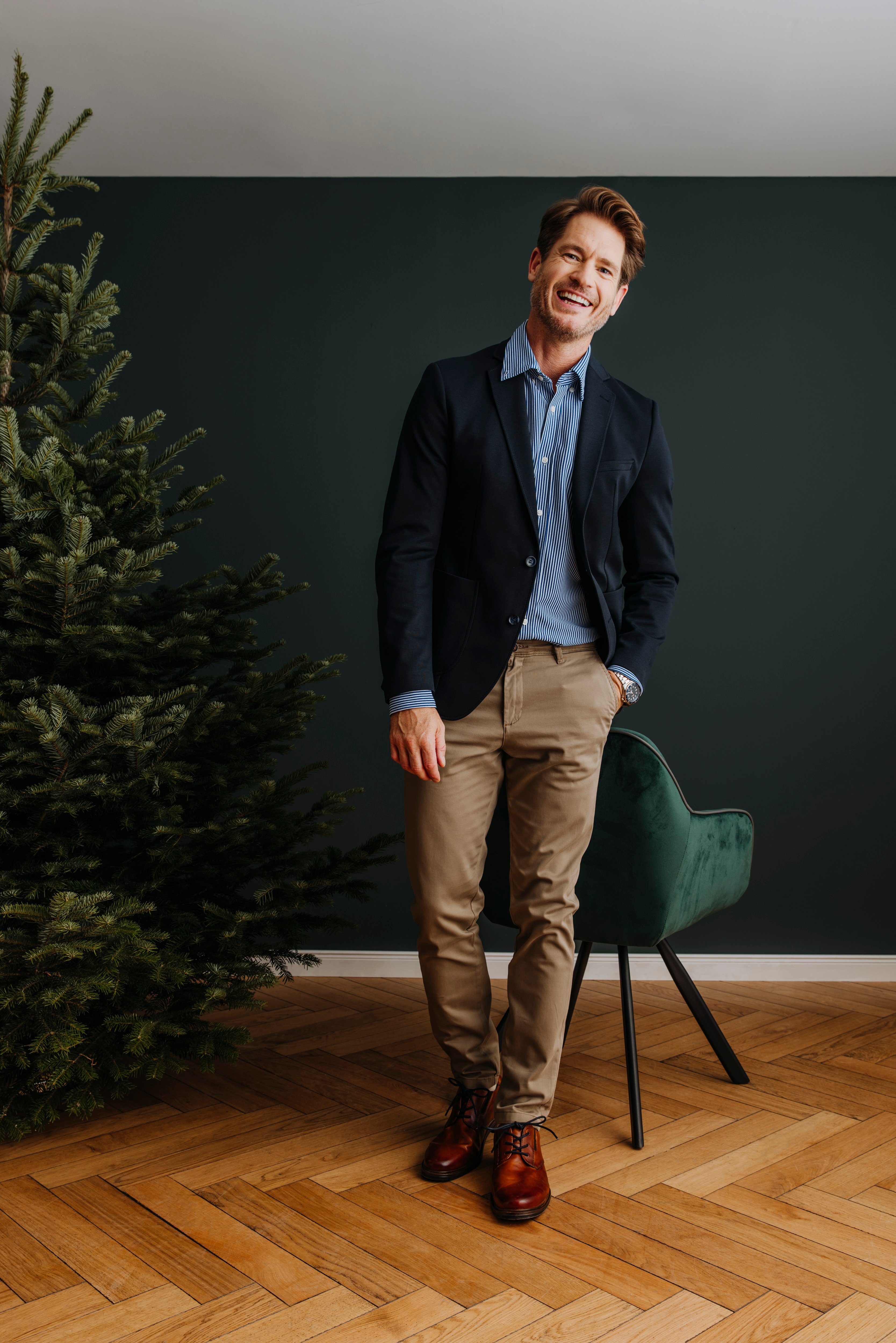 Cinque Colbert bij een pak CIDATINI