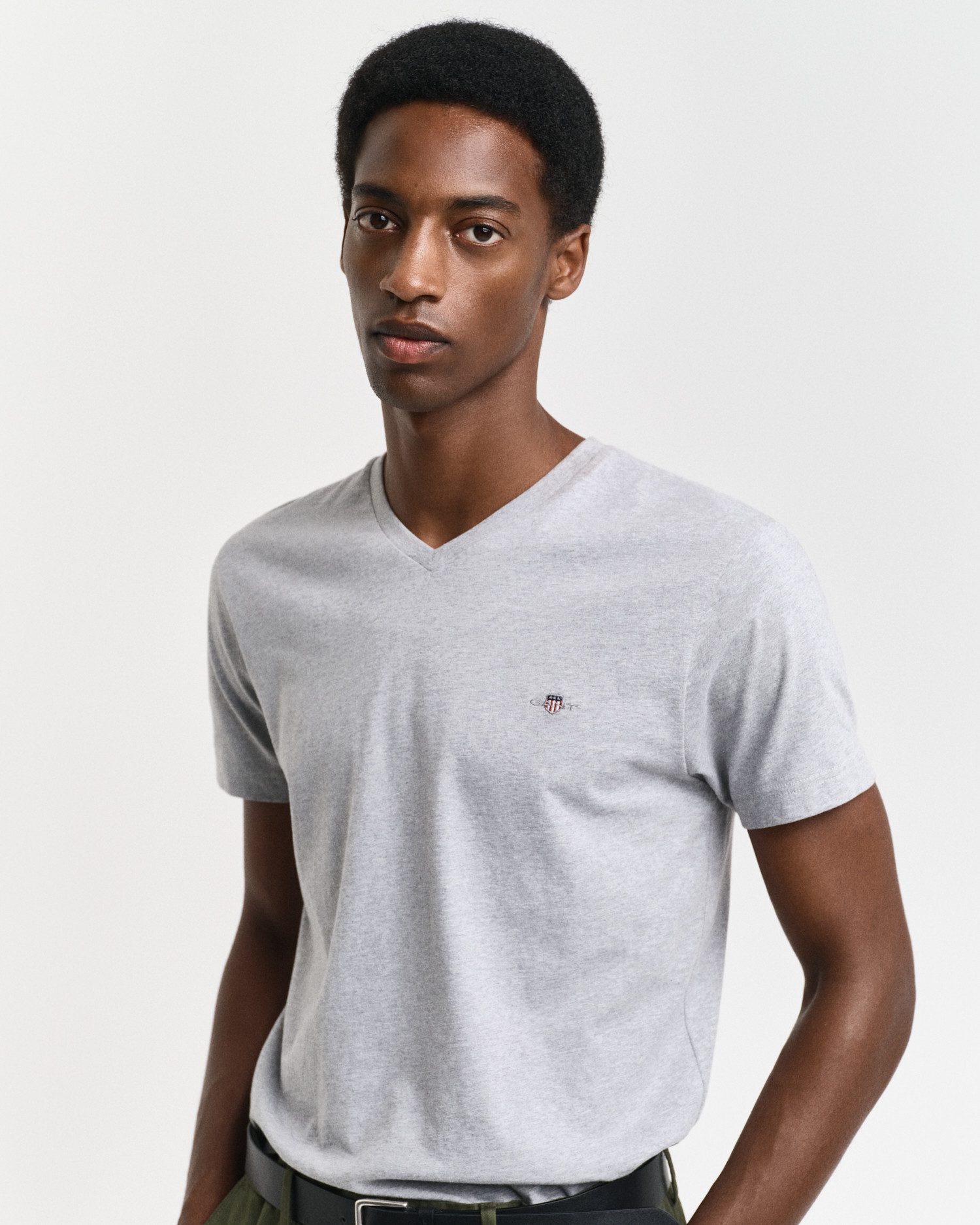 Gant T-shirt SLIM SHIELD V-NECK T-SHIRT met een klein geborduurd logo op de borst