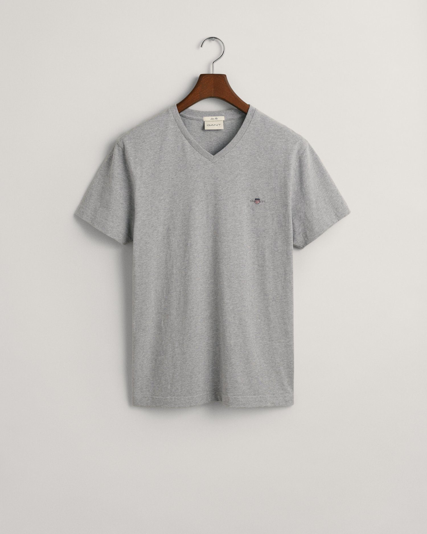 Gant T-shirt SLIM SHIELD V-NECK T-SHIRT met een klein geborduurd logo op de borst