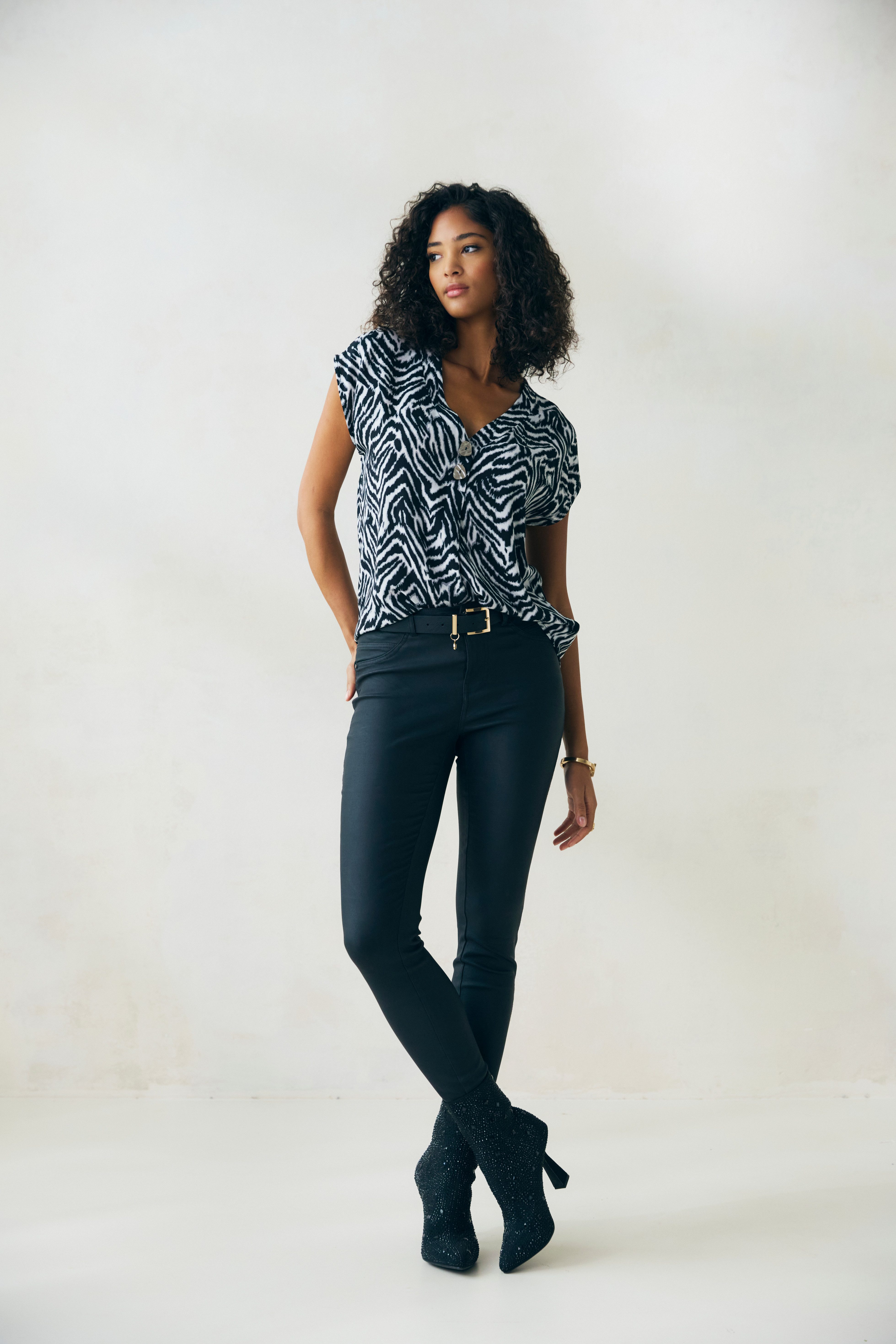 Lascana Blouse zonder sluiting met zebraprint en modieuze knopen, korte mouwen blouse, zomers