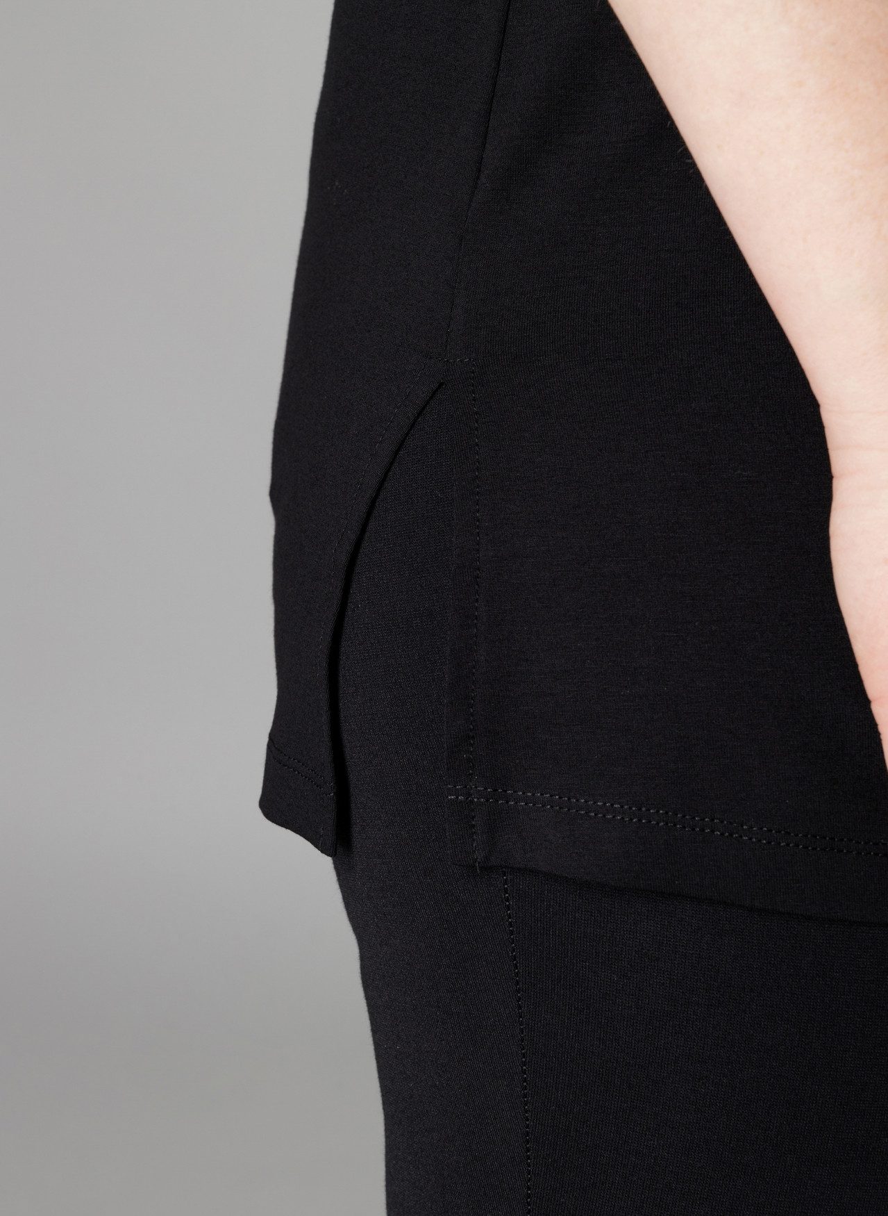 Base Level Curvy Top Over de heupen vallend model met splitjes bij de zoom