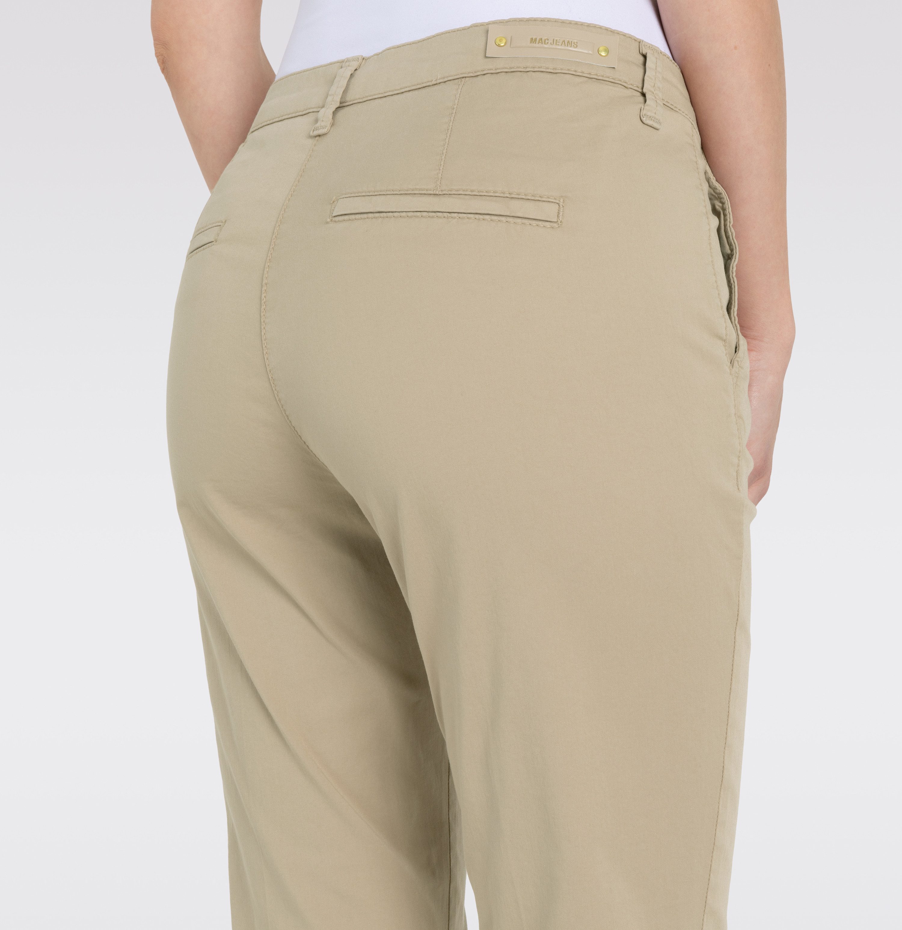 MAC Chino turn up met subtiele glans, elegant en sportief tegelijk