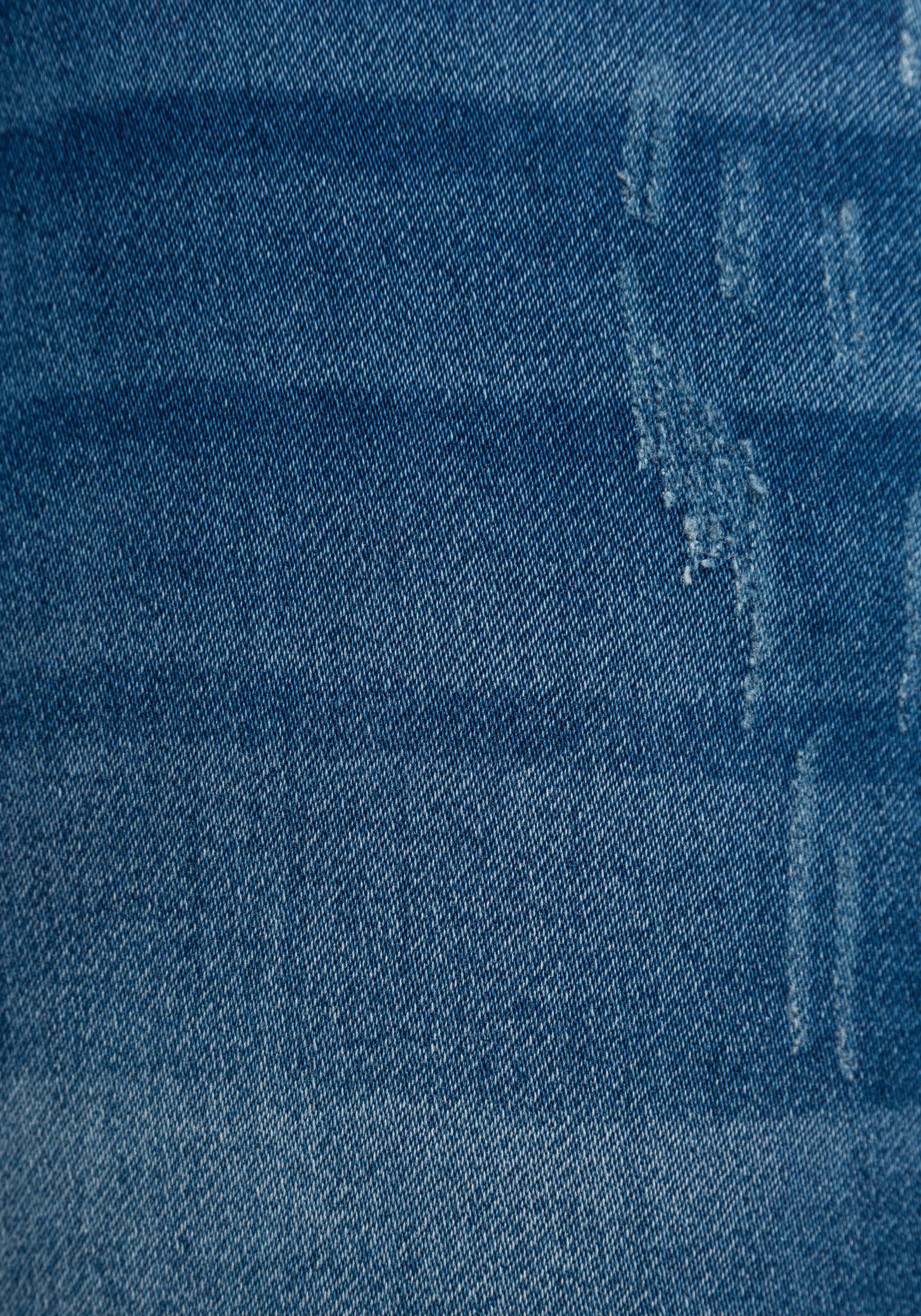 KangaROOS Jog-jeansbermuda rechte pasvorm, used-wassing en slijtageplekken