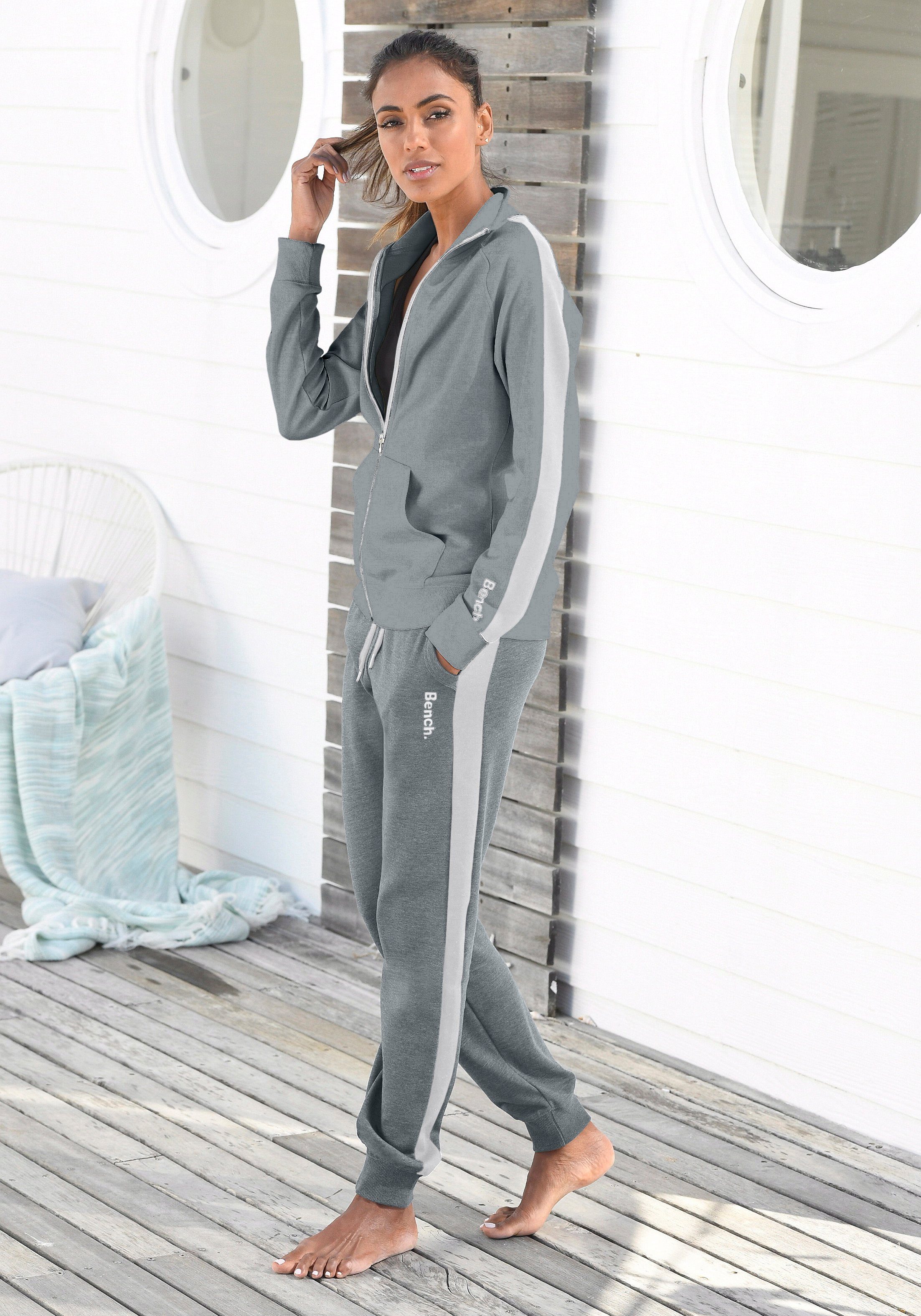 Bench. Loungewear Sweatbroek met strepen opzij en smalle pijpen