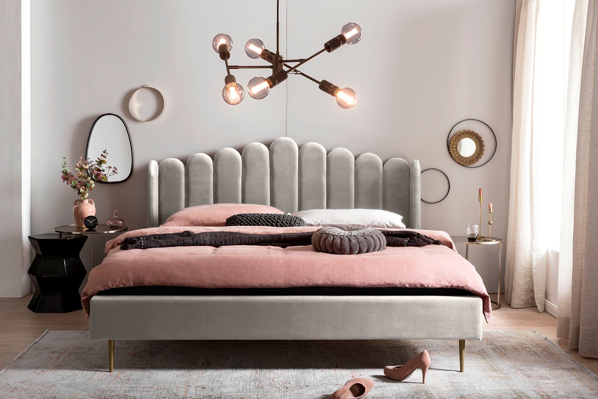 SalesFever Gestoffeerd bed Fluwelen bekleding, goudkleurige metalen poten bedden beige