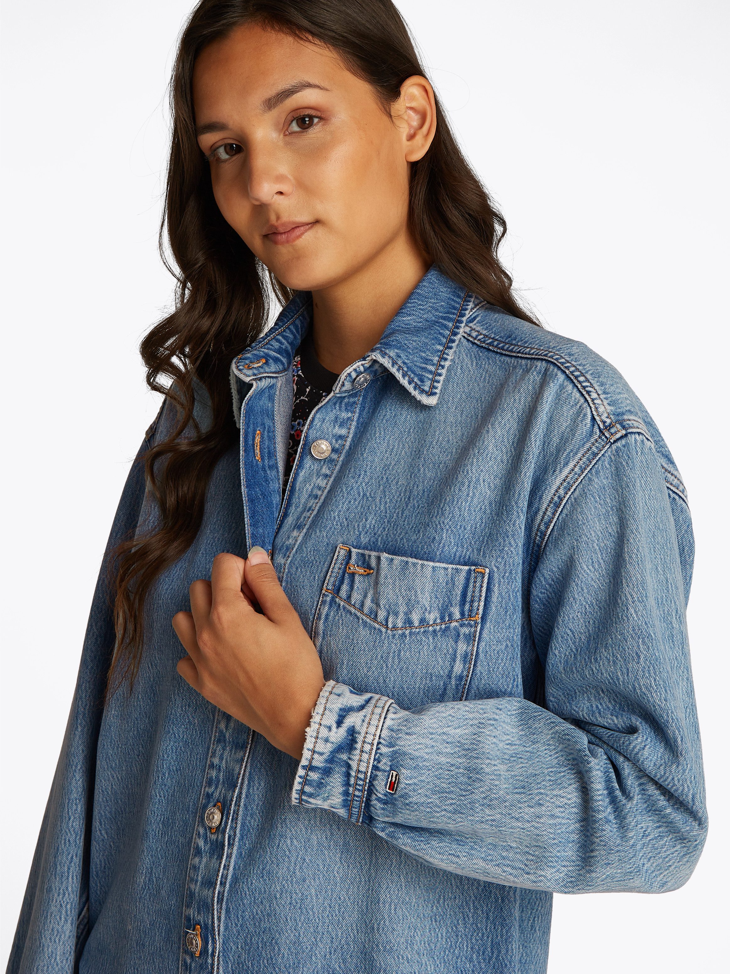 TOMMY JEANS Overhemdblouse RELAXED LS SHIRT BI6011 met borstzak, in blauwe wassing overshirt spijkerjas