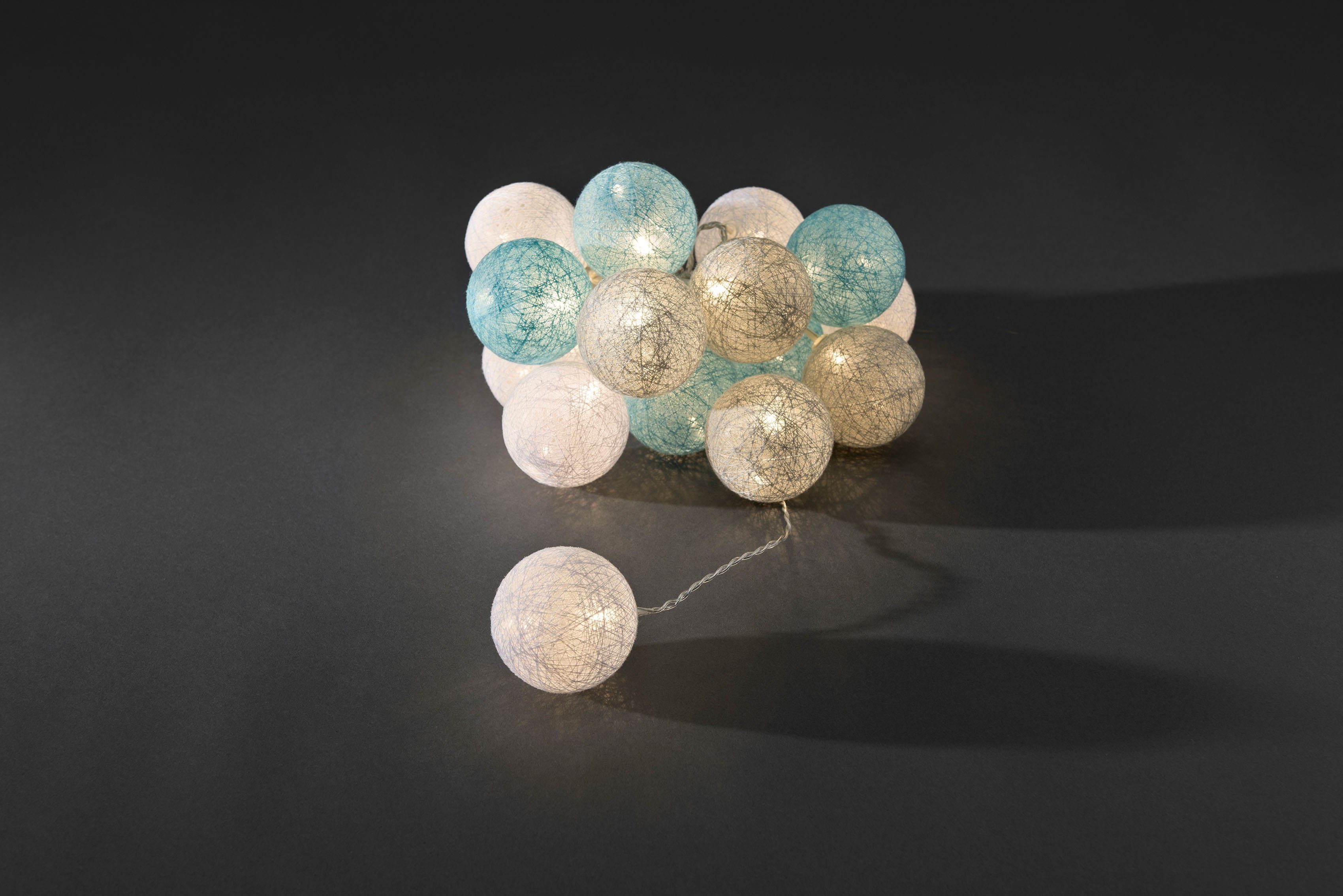 KONSTSMIDE Led-lichtsnoer Kerst versiering Led deco-lampjes, lichtblauwe/grijze/witte katoenen bolletjes, groot, 16 dioden (1 stuk)